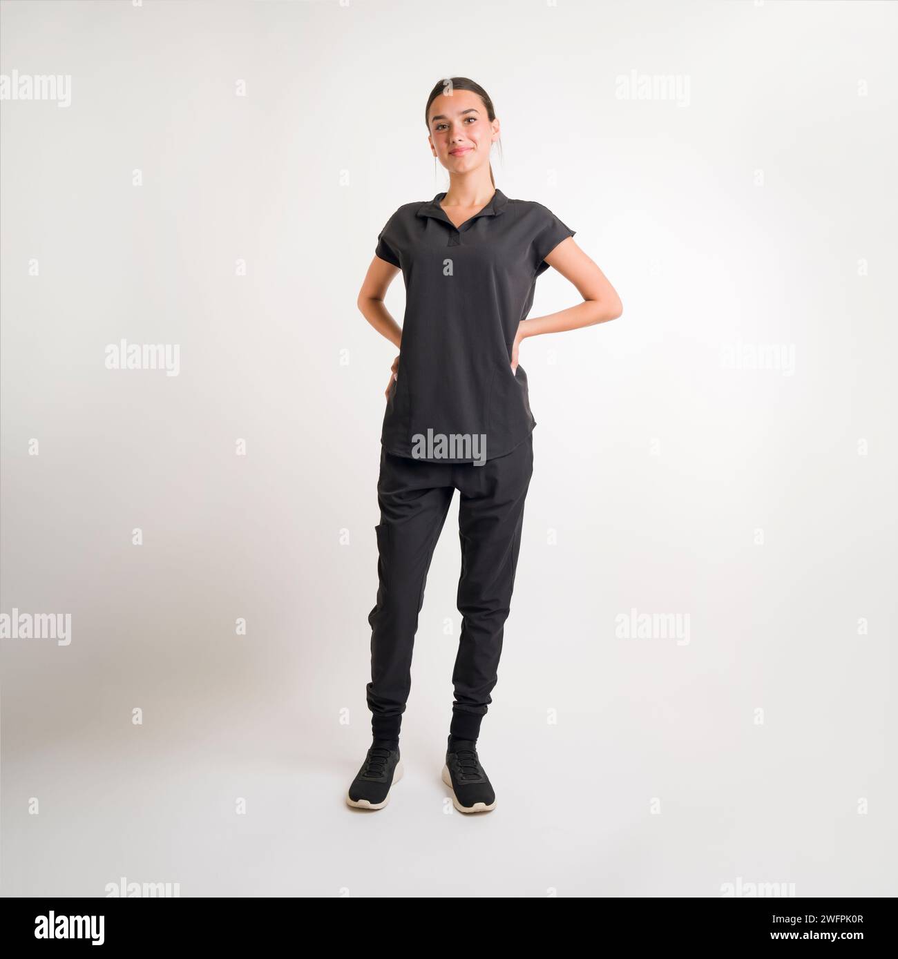 Teenage Girl Wearing Scrubs fond blanc avec Copy Space Studio Lighting Banque D'Images