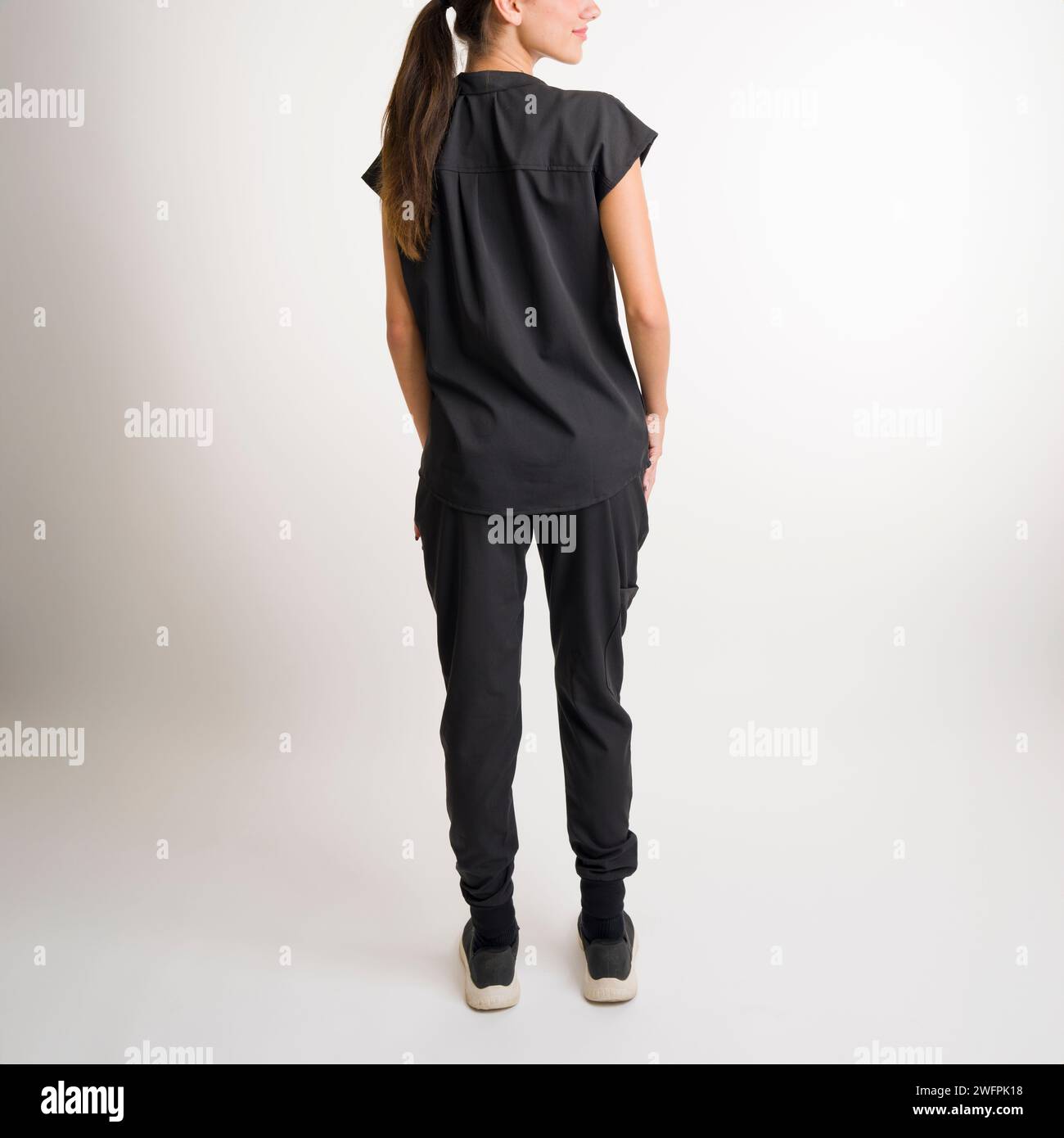 Teenage Girl Wearing Scrubs fond blanc avec Copy Space Studio Lighting Banque D'Images