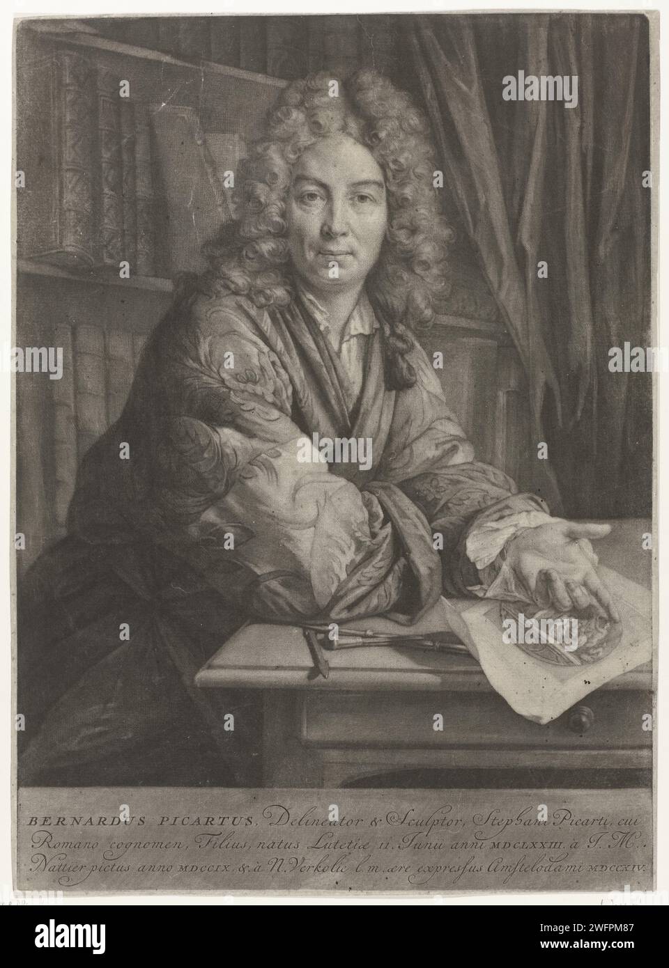 Portrait de Bernard Picart, Nicolaas Verkolje, d'après Jean-Marc Nattier, 1714 imprimer le dessinateur et graveur Bernard Picart est assis à table et porte une veste brodée. Il souligne son estampe de 1709 avec la pierre de taille antique qui était alors connue sous le nom de 'cachet de Michel Ange' mais qui était faite d'un joyau gravé de pyrgotèles. Il y a quelques outils de gravure à côté de l'impression. Derrière lui un grand nombre de livres. Outils de gravure papier Amsterdam, outils d'imprimante. livre. gem, pierre précieuse (+ relief  sculpture). impression, par exemple : gravure, gravure, lithographie. portrait, autoportrait d'artiste. h Banque D'Images