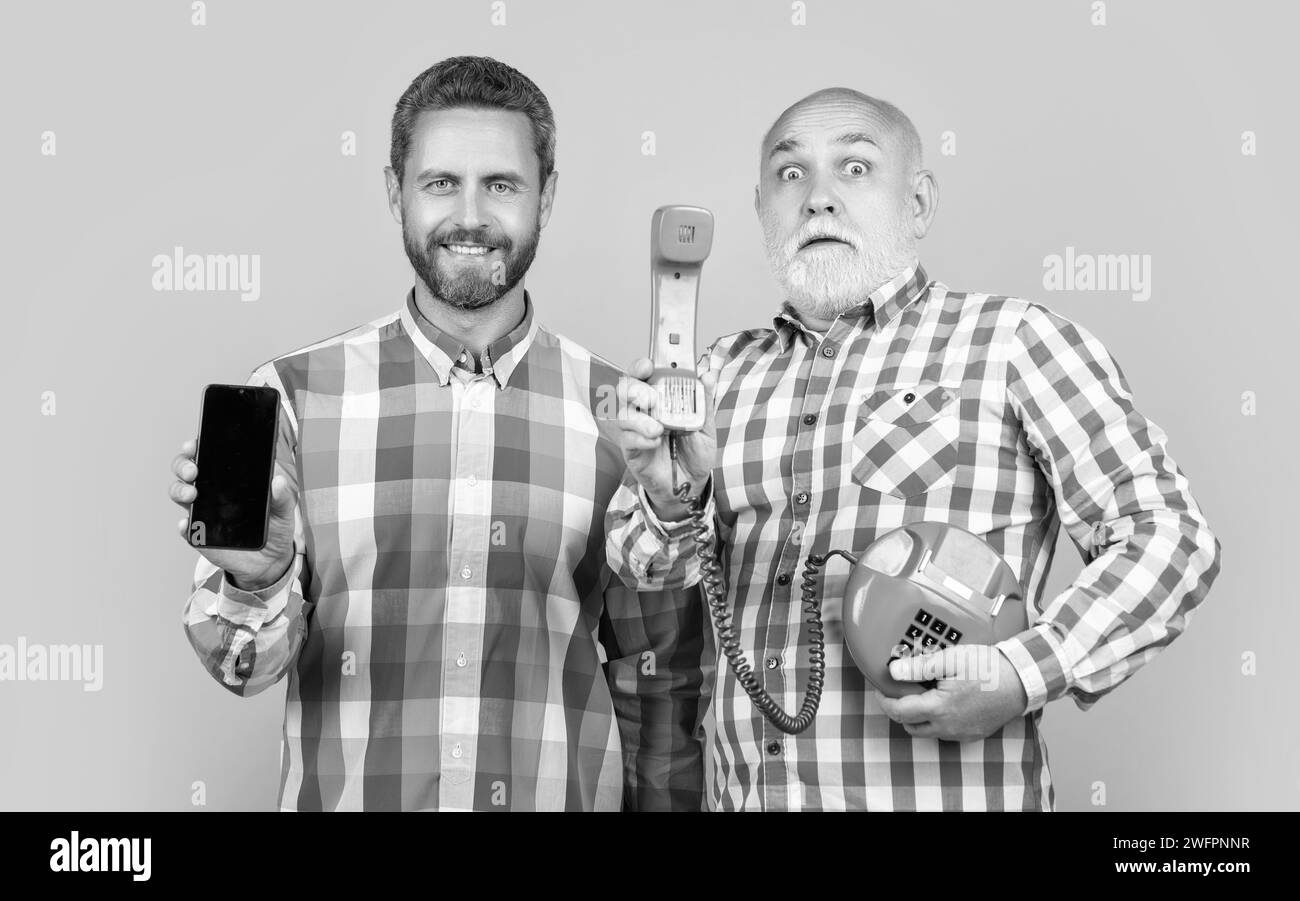 hommes gais avec nostalgie téléphonique en studio. hommes avec la nostalgie du téléphone sur fond Banque D'Images