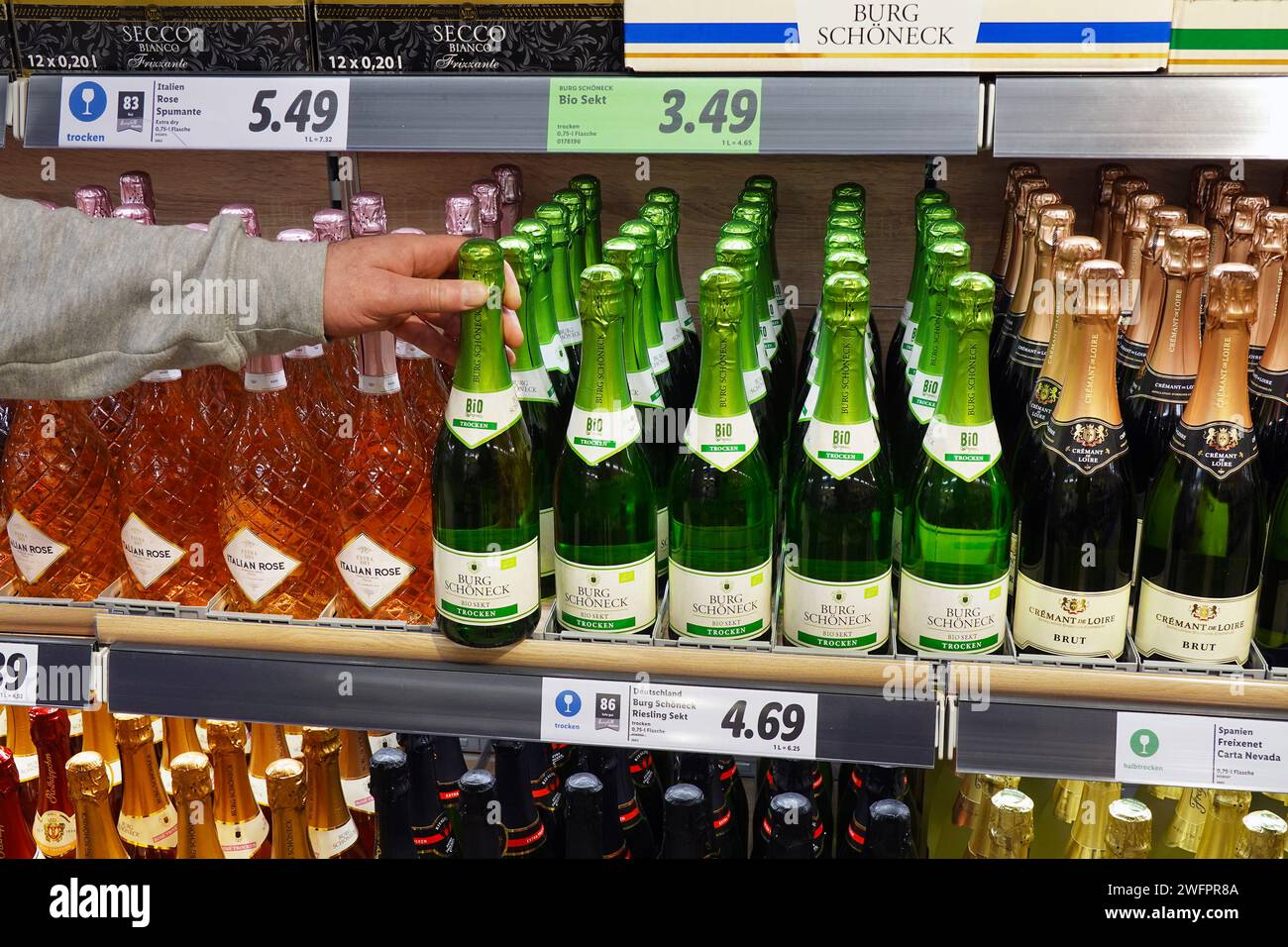 Bio label vin mousseux dans une épicerie Banque D'Images