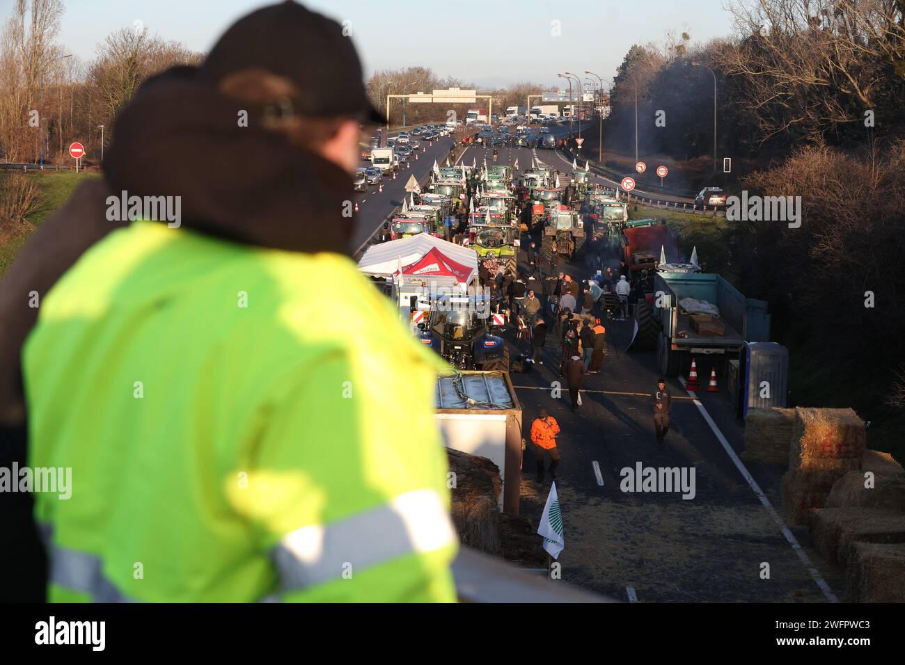 Chilly Mazarin, France. 31 janvier 2024. © PHOTOPQR/LE PARISIEN/le parisien/Arnaud Journois ; CHILLY MAZARIN ; 31/01/2024 ; AUTOROUTE A6, CHILLY MAZARIN ( ESSONNE ), 31/01/2024, BARRAGE d'AGRICULTEURS en COLERE, MANIFESTATION, traceurs, POLICE, GENDARMERIE/ PHOTO LE PARISIEN/ARNAUD JOURNOIS - manifestation paysanne française continue en France - autoroute A6 31e, 2024e Paris MAXPPP/Alamy Live News Banque D'Images