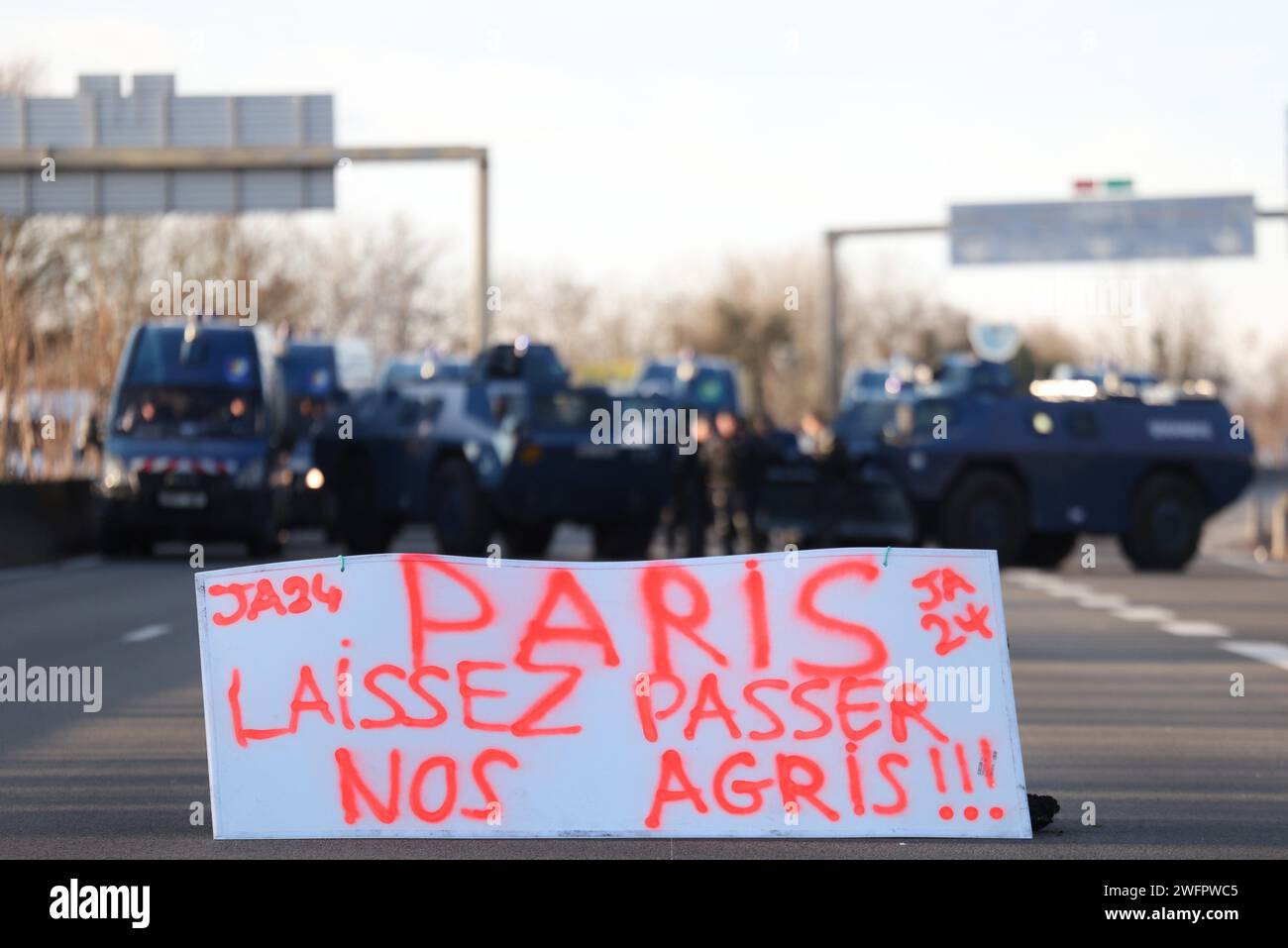 Chilly Mazarin, France. 31 janvier 2024. © PHOTOPQR/LE PARISIEN/le parisien/Arnaud Journois ; CHILLY MAZARIN ; 31/01/2024 ; AUTOROUTE A6, CHILLY MAZARIN ( ESSONNE ), 31/01/2024, BARRAGE d'AGRICULTEURS en COLERE, MANIFESTATION, tracteurs, POLICE, GENDARMERIE/ PHOTO LE PARISIEN/ARNAUD JOURNOIS - paris laissez passer nos agris manifestation paysanne continue à -paris Suburg, sur A6 autoroute à grande vitesse France 31 janvier 2024 Credit : Live MAXPPP/Alamy News Banque D'Images