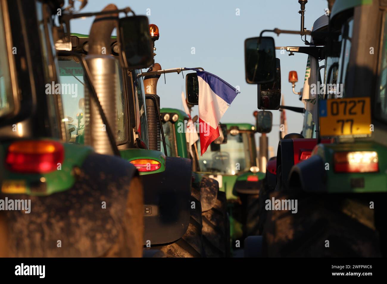 Chilly Mazarin, France. 31 janvier 2024. © PHOTOPQR/LE PARISIEN/le parisien/Arnaud Journois ; CHILLY MAZARIN ; 31/01/2024 ; AUTOROUTE A6, CHILLY MAZARIN ( ESSONNE ), 31/01/2024, BARRAGE d'AGRICULTEURS en COLERE, MANIFESTATION, traceurs, POLICE, GENDARMERIE/ PHOTO LE PARISIEN/ARNAUD JOURNOIS - manifestation paysanne française continue en France - autoroute A6 31e, 2024e Paris MAXPPP/Alamy Live News Banque D'Images