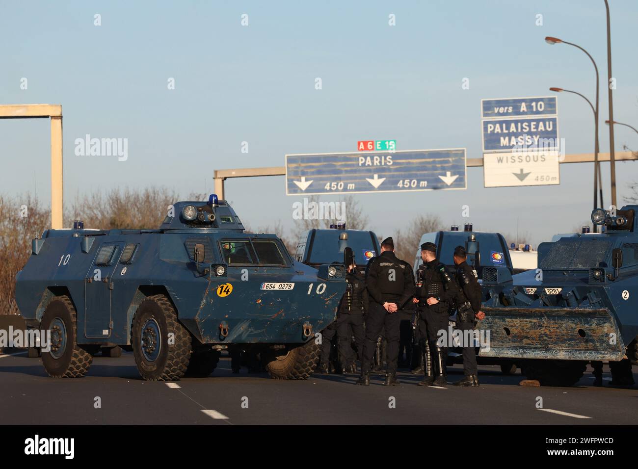 Chilly Mazarin, France. 31 janvier 2024. © PHOTOPQR/LE PARISIEN/le parisien/Arnaud Journois ; CHILLY MAZARIN ; 31/01/2024 ; AUTOROUTE A6, CHILLY MAZARIN ( ESSONNE ), 31/01/2024, BARRAGE d'AGRICULTEURS en COLERE, MANIFESTATION, traceurs, POLICE, GENDARMERIE/ PHOTO LE PARISIEN/ARNAUD JOURNOIS - manifestation paysanne française continue en France - autoroute A6 31e, 2024e Paris MAXPPP/Alamy Live News Banque D'Images
