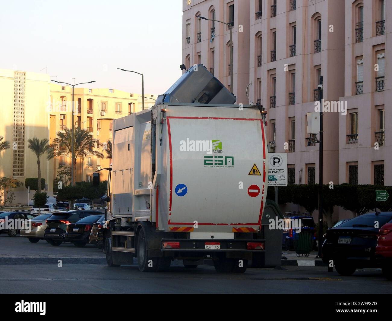 Le Caire, Egypte, janvier 6 2024 : un camion à ordures, camion à ordures, un camion spécialement conçu pour collecter les déchets solides municipaux et les transporter vers un solide Banque D'Images