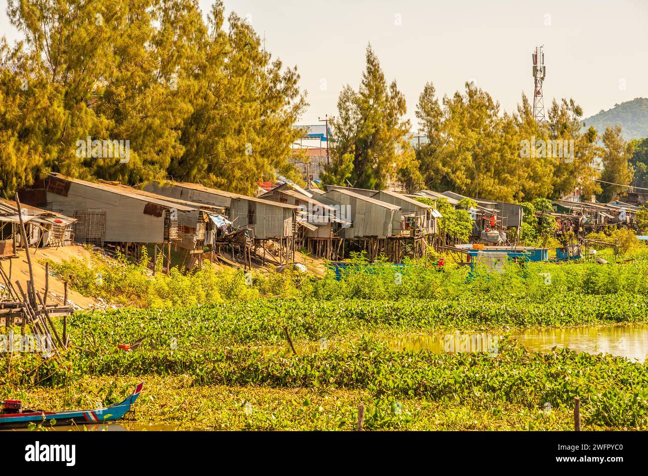 Maisons sur pilotis sur la rive de la rivière Tonle SAP pendant la saison des pluies. Kampong Chhnang City, Cambodge. © Kraig Lieb Banque D'Images