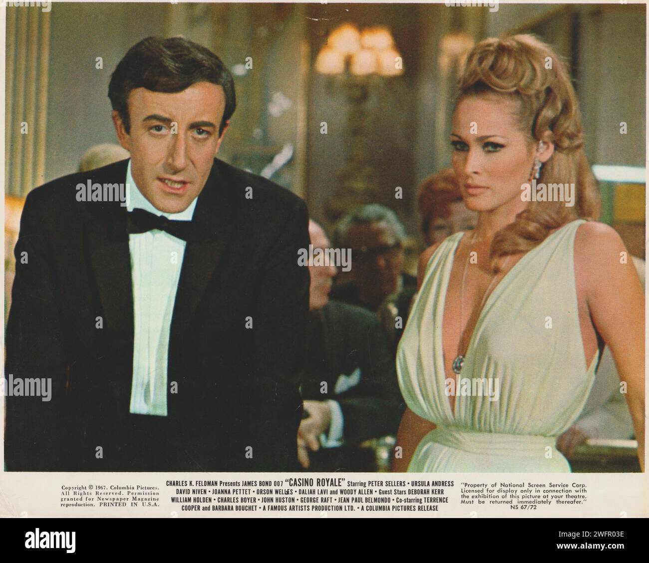 Casino Royale David Niven agent James Bond dans la parodie psychédélique sauvage. Avec Peter Sellers, Ursula Andress et Orson Welles Banque D'Images