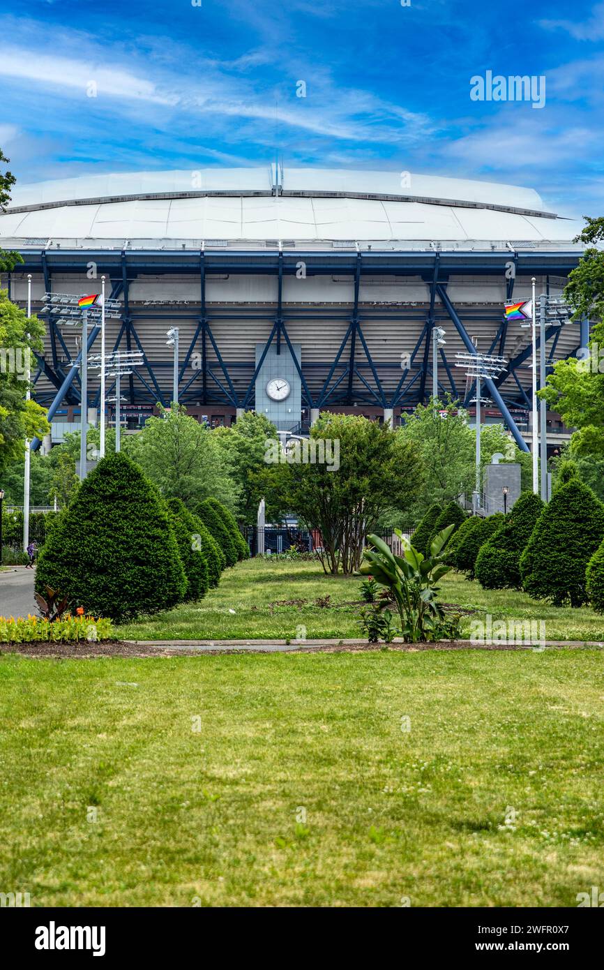 Le stade de tennis Arthur Ashe à Flushing Meadows-Corona Park dans le Queens Borough de New York (États-Unis), où se joue l'US Open. Banque D'Images Le stade de tennis Arthur Ashe à Flushing Meadows-Corona Park dans le Queens Borough de New York (États-Unis), où se joue l'US Open. Banque D'Images