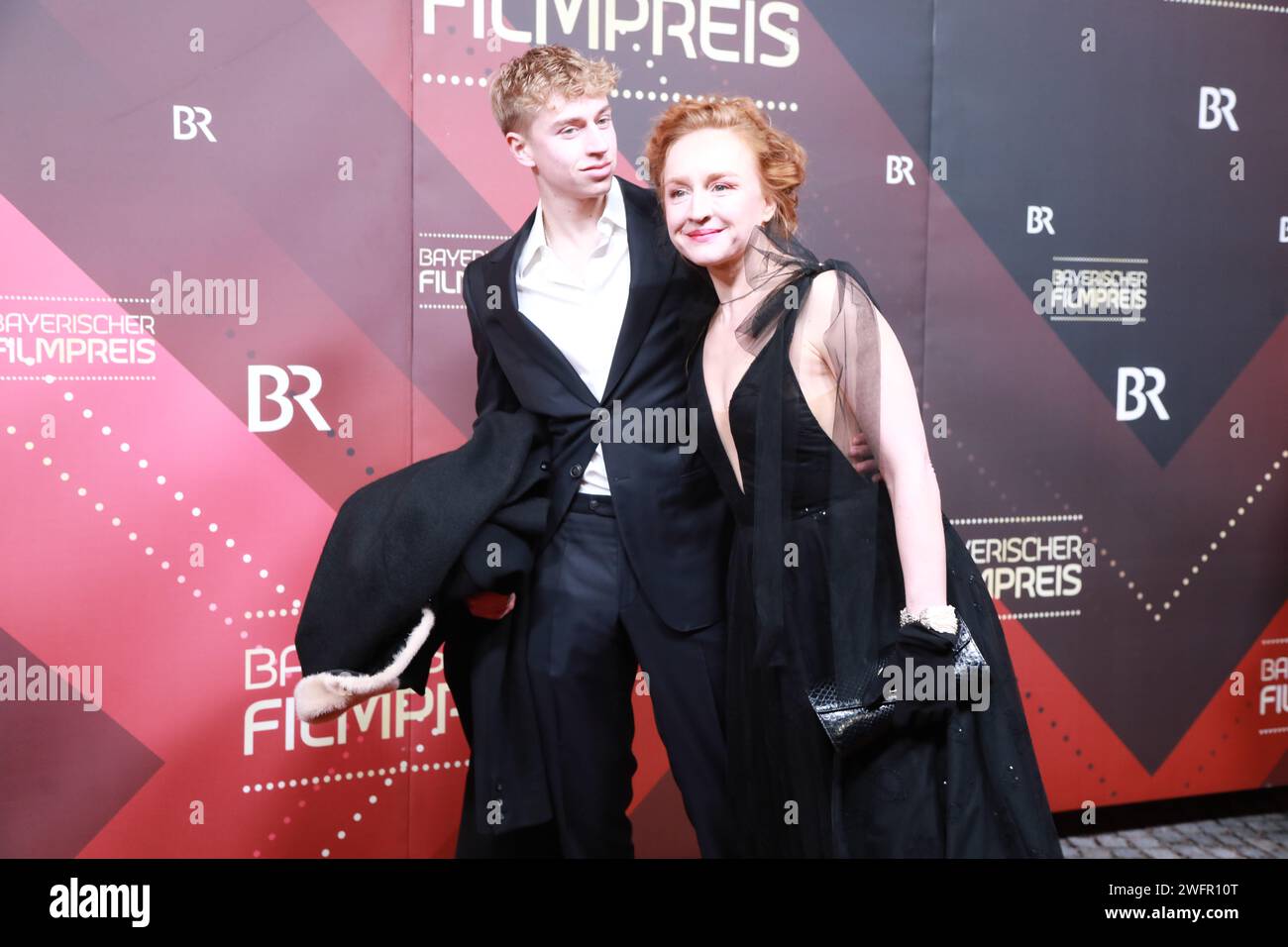 Brigitte Hobmeier (Schauspielerin) mit Sohn August, Bayerischer Filmpreis 2023 am 19.09.2024 im Prinzregententheater in Muenchen Banque D'Images