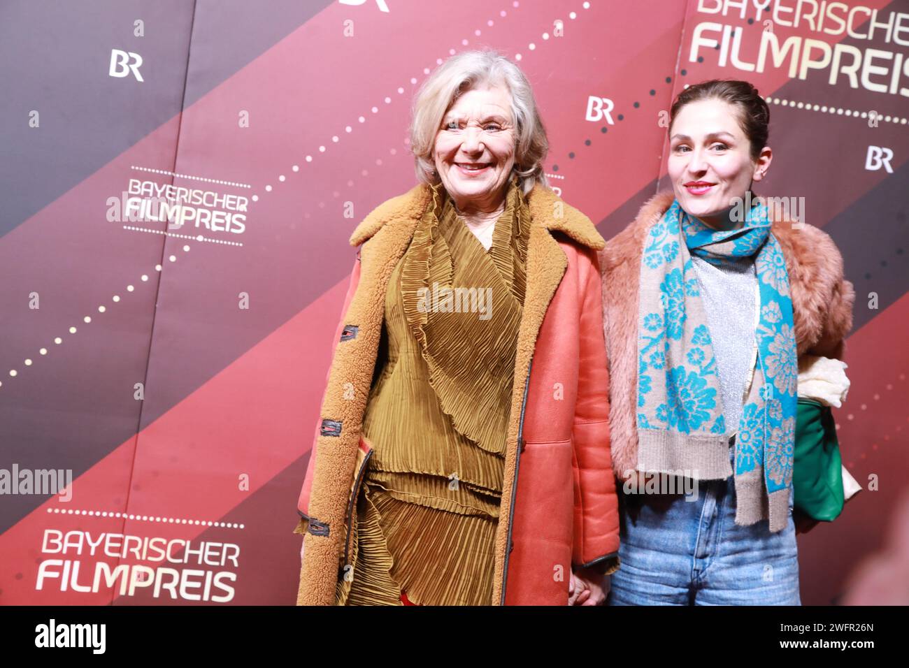 Jutta Speidel mit Tochter Franziska BEI der Verleihung des 45. Bayerischen Filmpreises 2023 im Prinzregententheater. München, 19.01.2024 Banque D'Images