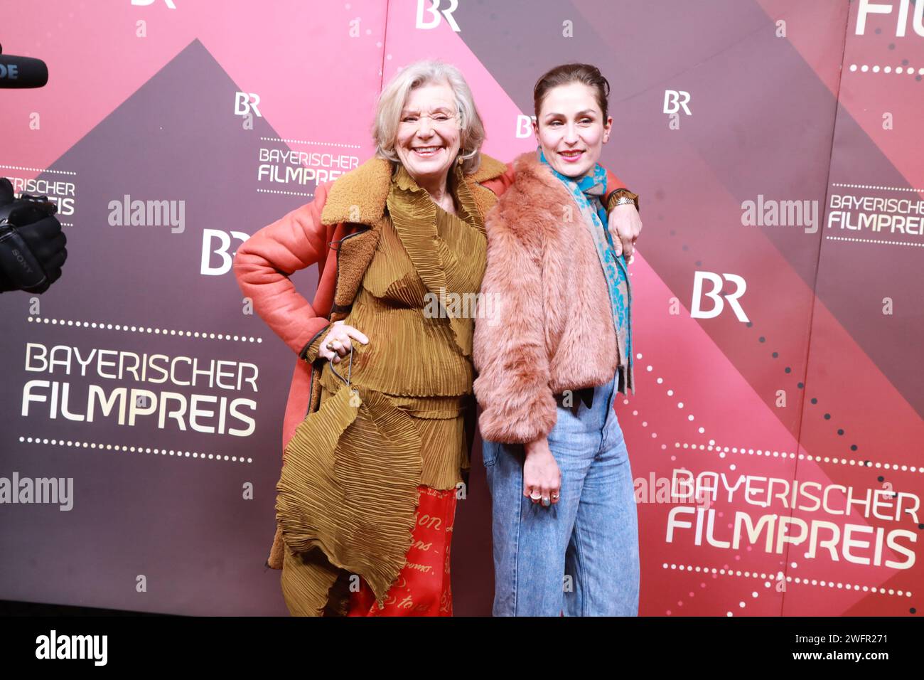 Jutta Speidel mit Tochter Franziska BEI der Verleihung des 45. Bayerischen Filmpreises 2023 im Prinzregententheater. München, 19.01.2024 Banque D'Images