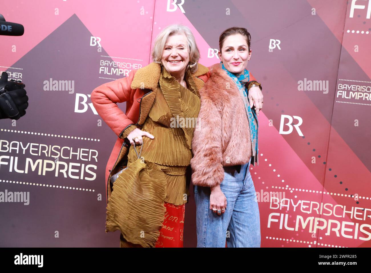 Jutta Speidel mit Tochter Franziska BEI der Verleihung des 45. Bayerischen Filmpreises 2023 im Prinzregententheater. München, 19.01.2024 Banque D'Images