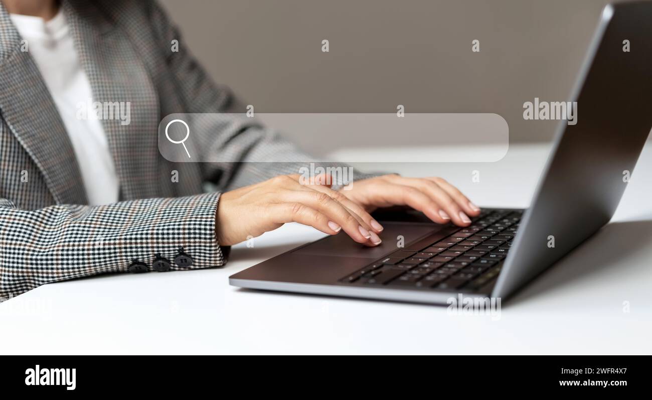 Femme d'affaires à la recherche d'informations sur Internet en utilisant un ordinateur portable. Recherche d'informations sur Internet. Banque D'Images