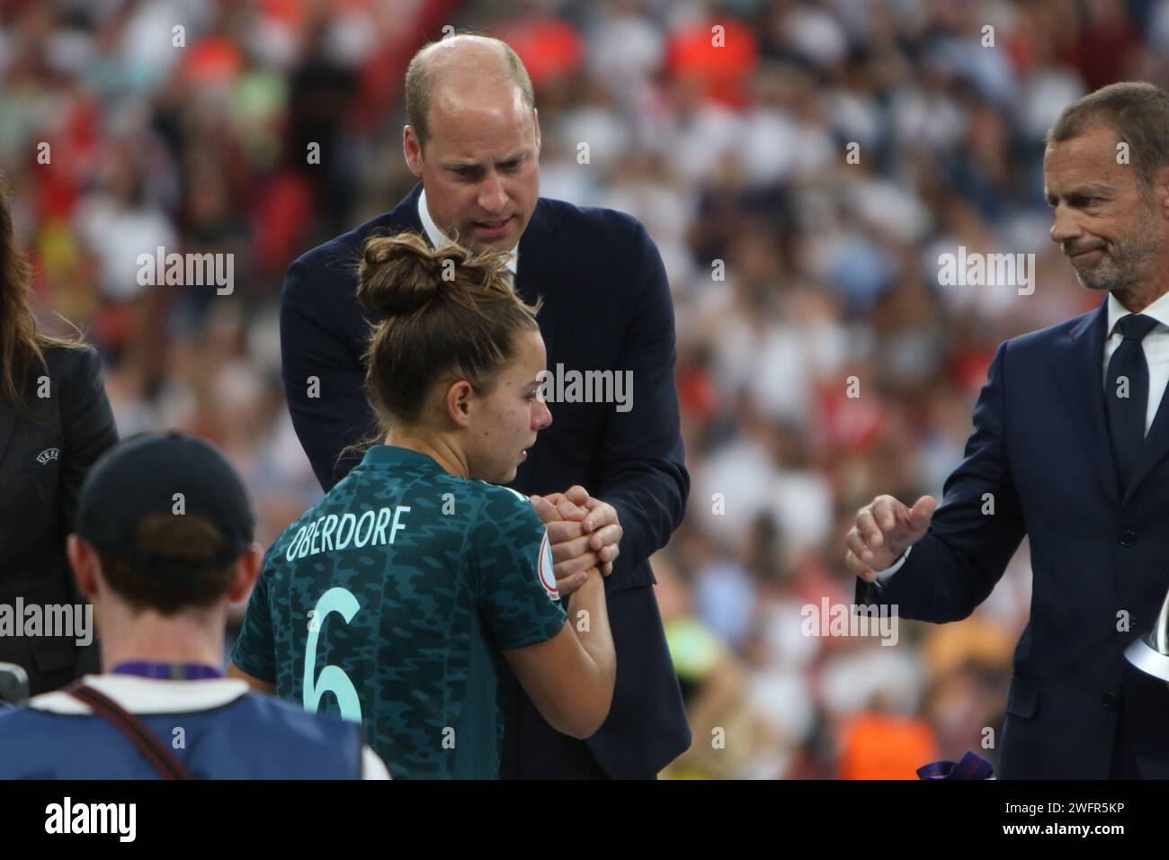 Lena Oberdorf Jeune joueuse du tournoi reçoit le trophée de l'Euro féminin UEFA finale 2022 Angleterre contre Allemagne au stade de Wembley, Londres, 31 juillet 2022 Banque D'Images