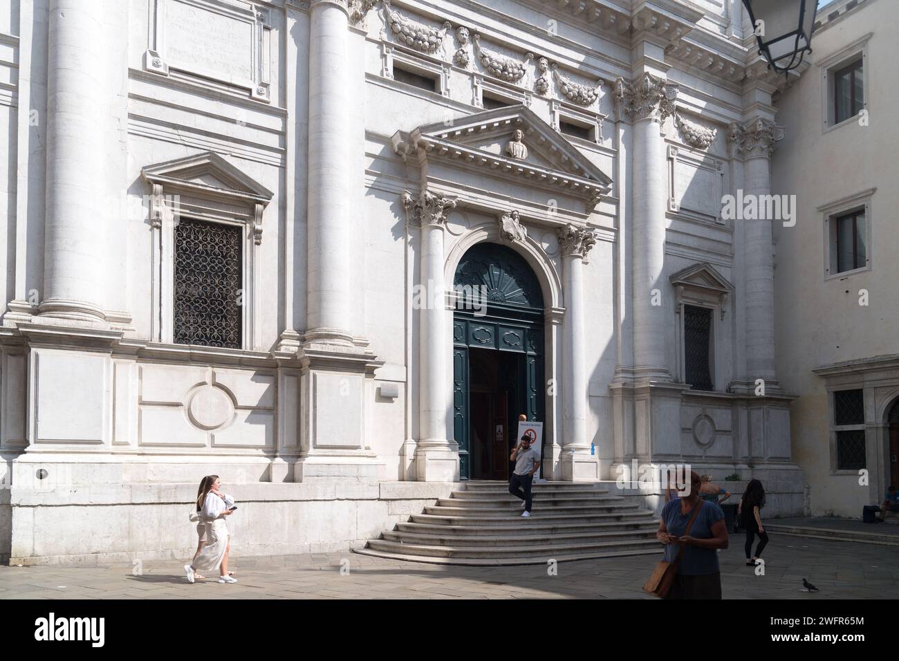 Façade baroque Renaissance de Chiesa di San Salvatore (église de San Salvador) par Giuseppe Sardi du XVIIe siècle à San Marco sestiere en cent historique Banque D'Images