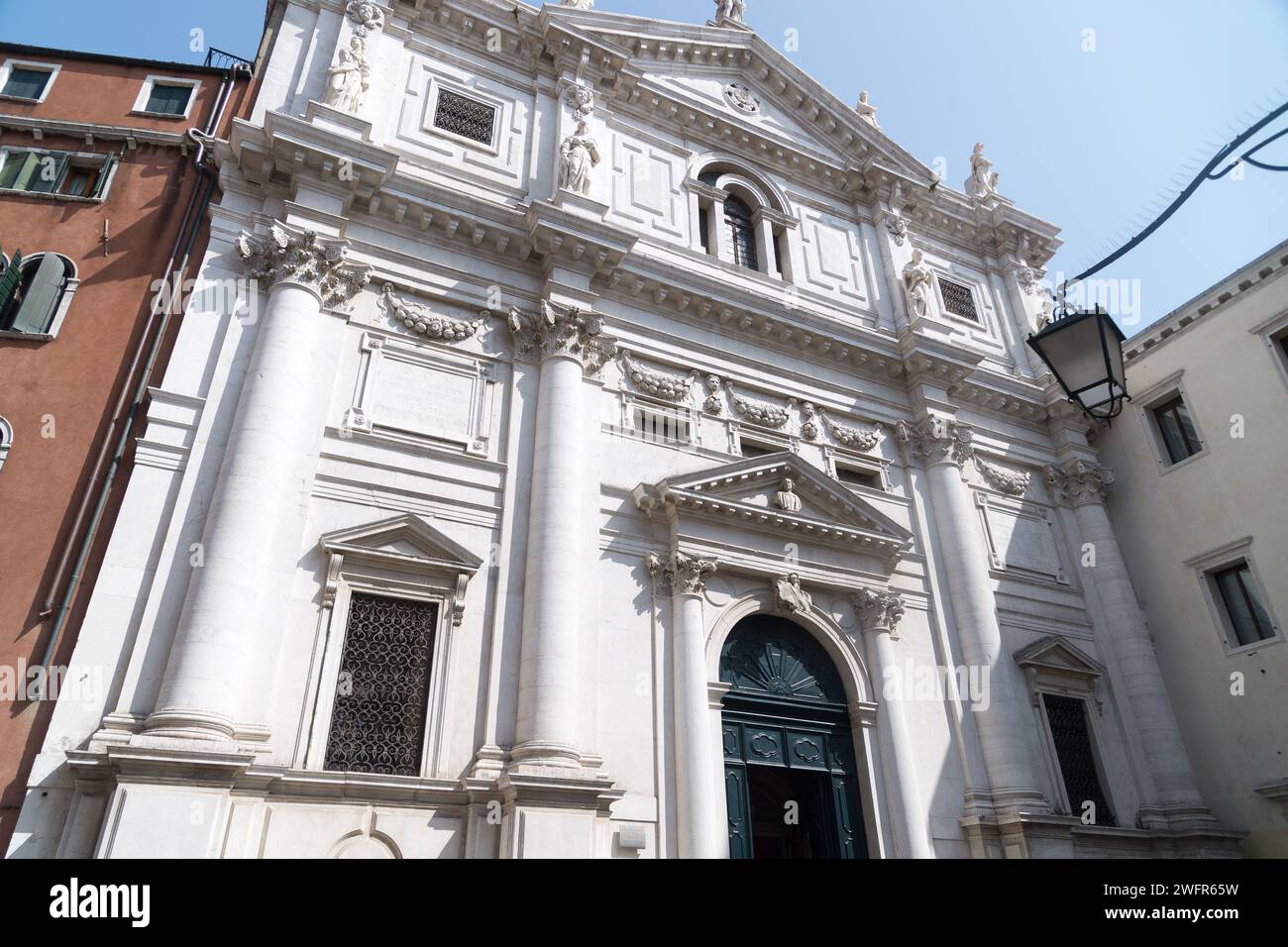 Façade baroque Renaissance de Chiesa di San Salvatore (église de San Salvador) par Giuseppe Sardi du XVIIe siècle à San Marco sestiere en cent historique Banque D'Images