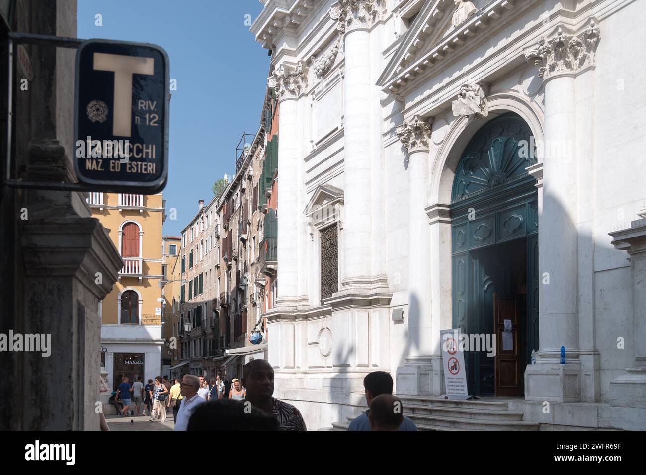 Façade baroque Renaissance de Chiesa di San Salvatore (église de San Salvador) par Giuseppe Sardi du XVIIe siècle à San Marco sestiere en cent historique Banque D'Images