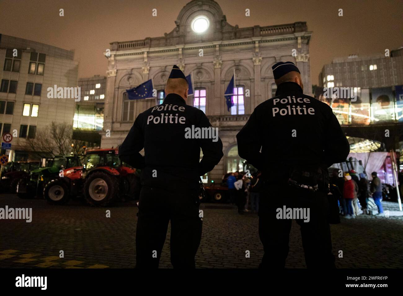 Nicolas Landemard/le Pictorium - des tracteurs arrivent à Bruxelles pour la manifestation des agriculteurs - 31/01/2024 - Belgique/Bruxelles/Bruxelles - au cours de la soirée et de la nuit, plusieurs dizaines de tracteurs sont arrivés dans la capitale belge avant la manifestation prévue pour février 1 devant les institutions européennes, lors du sommet européen. Depuis plusieurs jours, des agriculteurs de différents pays européens, dont la Belgique, font entendre leur voix. Il y a de nombreuses raisons à cette crise de longue date. Les centaines d'agriculteurs réunis dans le quartier européen ont l'intention de maintenir la pression Banque D'Images