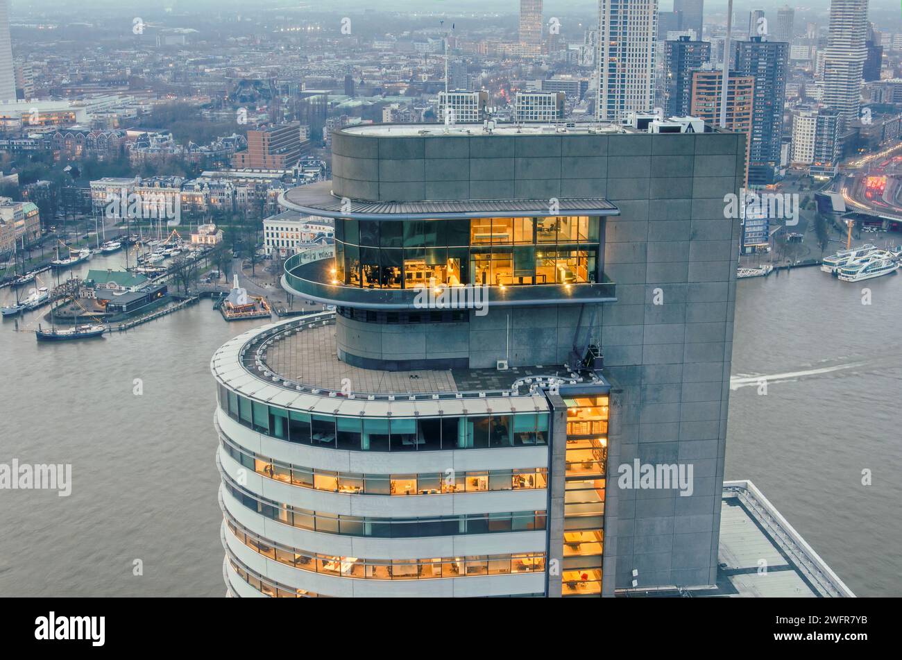 Rotterdam, pays-Bas, 29 janvier 2023 : la partie supérieure du World Port Center sur fond de rivière et de centre-ville Banque D'Images