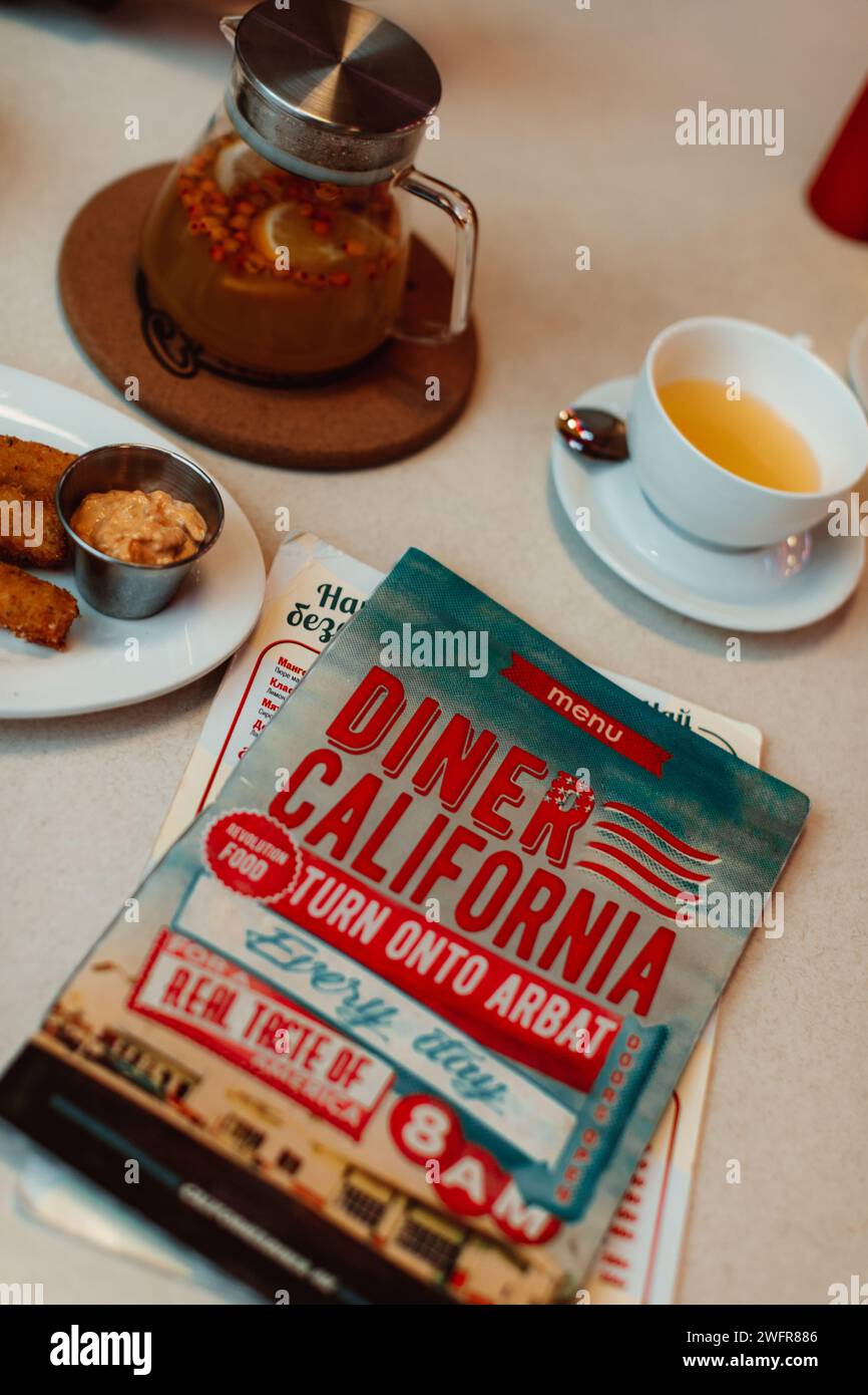 Thé à l'argousier et menu californien dans un restaurant Banque D'Images