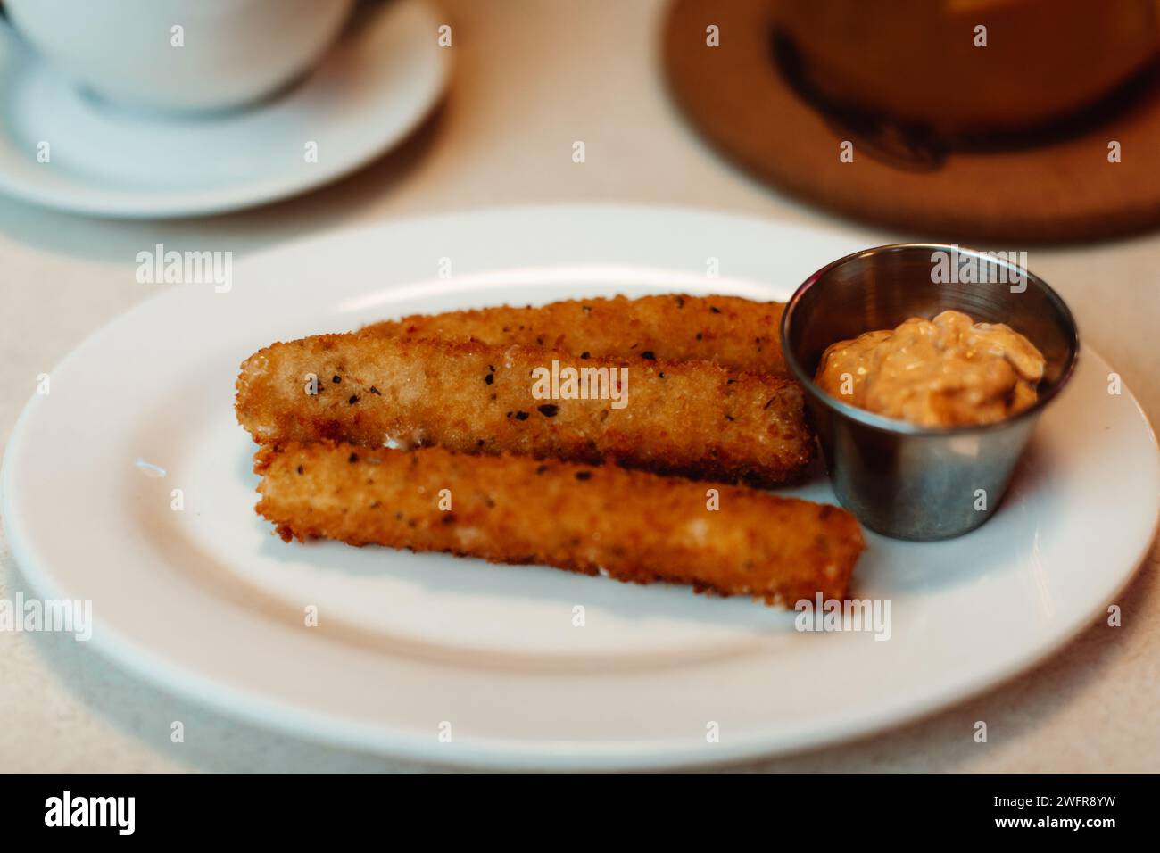 Bâtonnets de fromage frit avec de la crème de mayonnaise. Collation rapide et savoureuse Banque D'Images