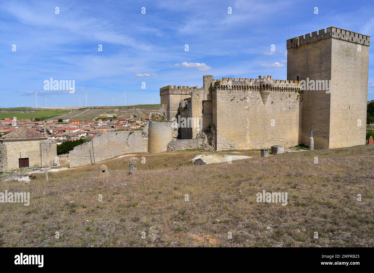 Ampudia vu de la colline du château avec cheminées de ventilation de cave souterraine. Tierra de Campos, province de Palencia, Castilla y Leon, Espagne. Banque D'Images