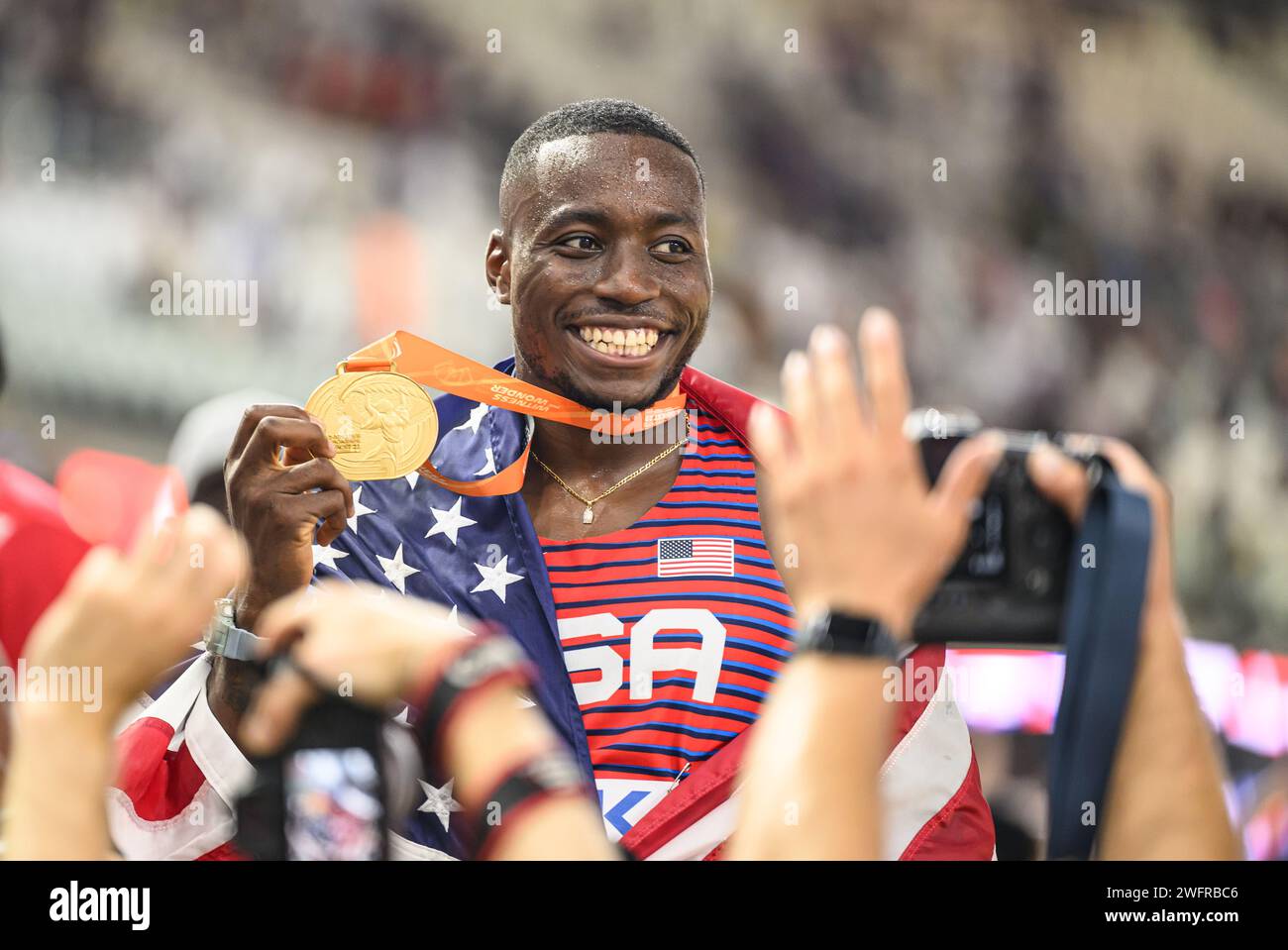 Grant HOLLOWAY célèbre sa médaille avec le drapeau aux Championnats du monde d'athlétisme 2023 de Budapest. Banque D'Images