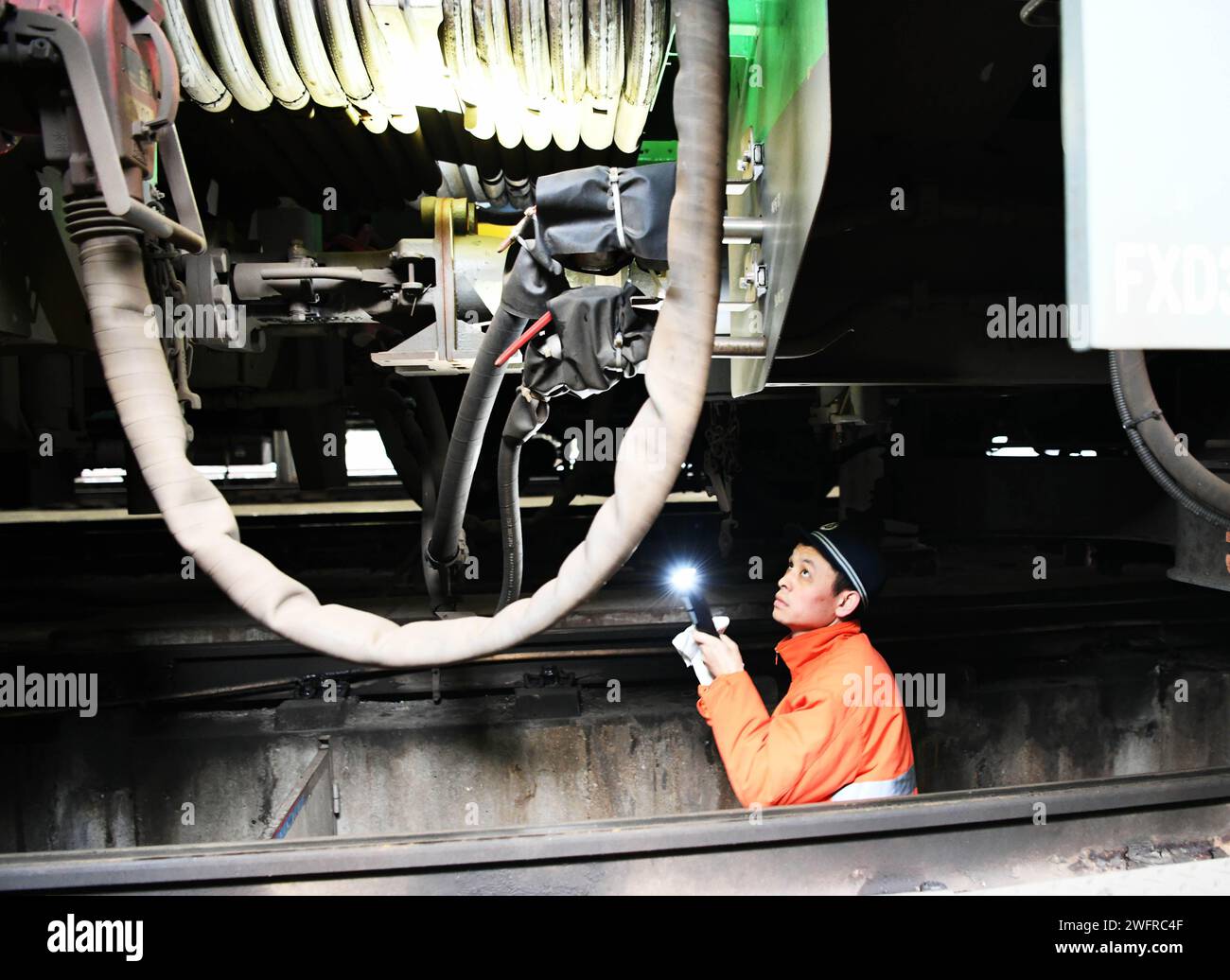 NANCHANG, CHINE - 1 FÉVRIER 2024 - Une unité ferroviaire est réparée dans une gare de Nanchang, Jiangxi, Chine, le 1 février 2024. Banque D'Images