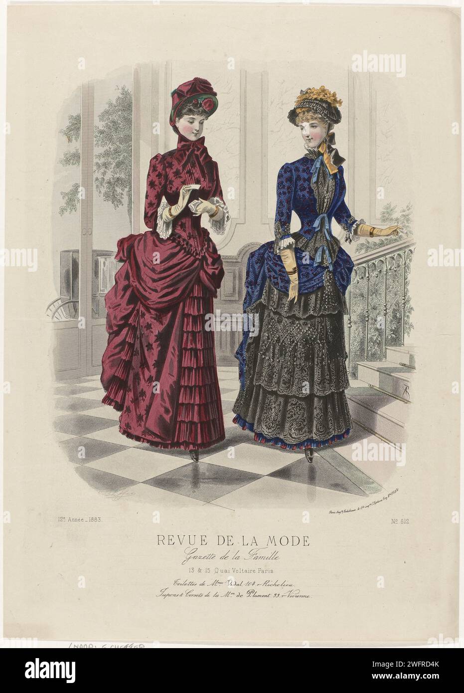 Revue de mode, Family gazette, 1883, 12e année, n° 612 : toilettes de M.Mes Vidal (...), E. Cheffer, 1883 deux femmes au bas d'un escalier dans une salle, vêtues de robes vidal. Gauche : Robe en rouge Uni avec motif de feuille rouge foncé. Trois quarts de manches avec poignets en dentelle. Tablier (?) Avec des bandes de tissu froissées. Chapeau assorti avec des rubans de noeud. Droite : Robe de tissu bleu avec motif floral et côté noir. Corps au milieu devant décoré de trois arcs bleu clair. Chapeau noir décoré de fleurs jaunes et de rubans noeuds noir-jaune. Avec une ligne de texte publicitaire pour différents Banque D'Images