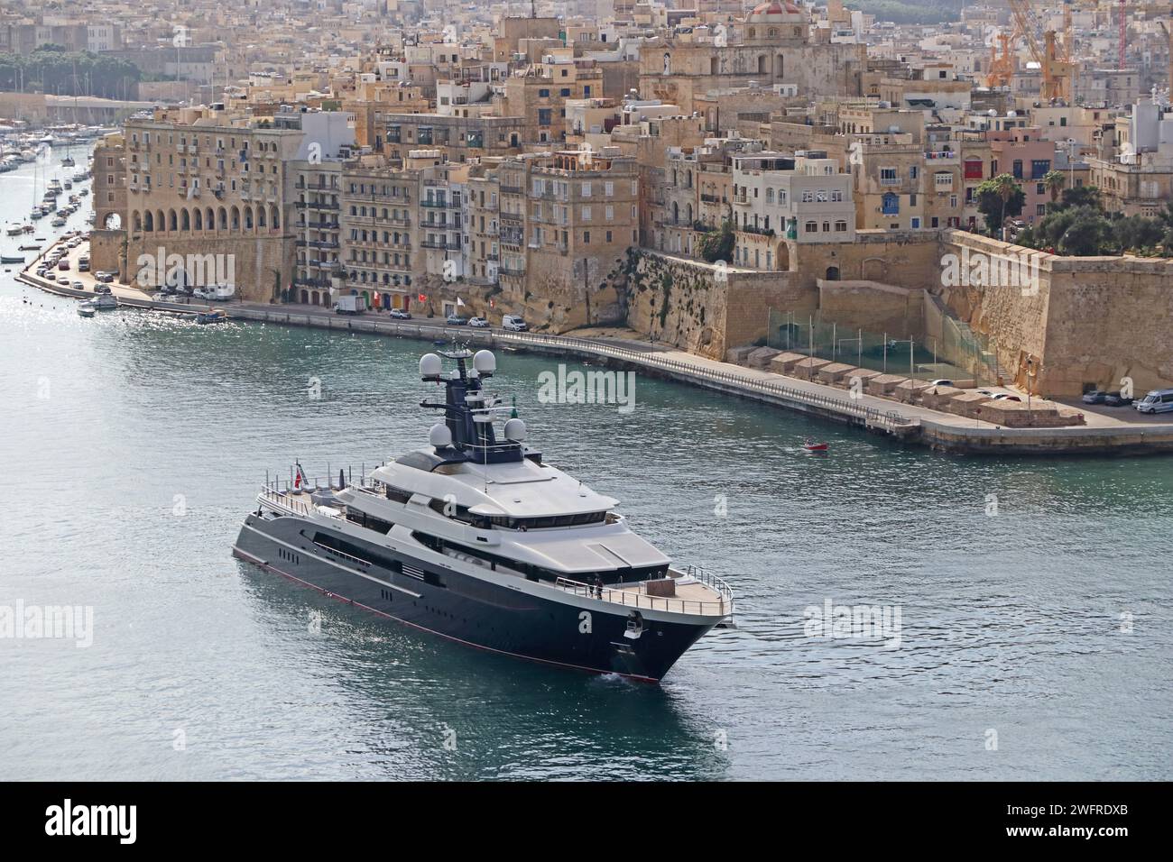 Superyacht 'Tranquility' entrant dans le port, la Valette Banque D'Images