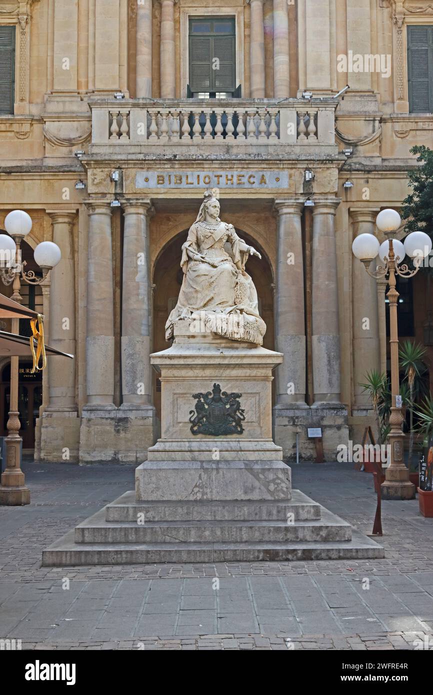 Statue de la reine Victoria à l'extérieur de la bibliothèque nationale, la Valette Banque D'Images