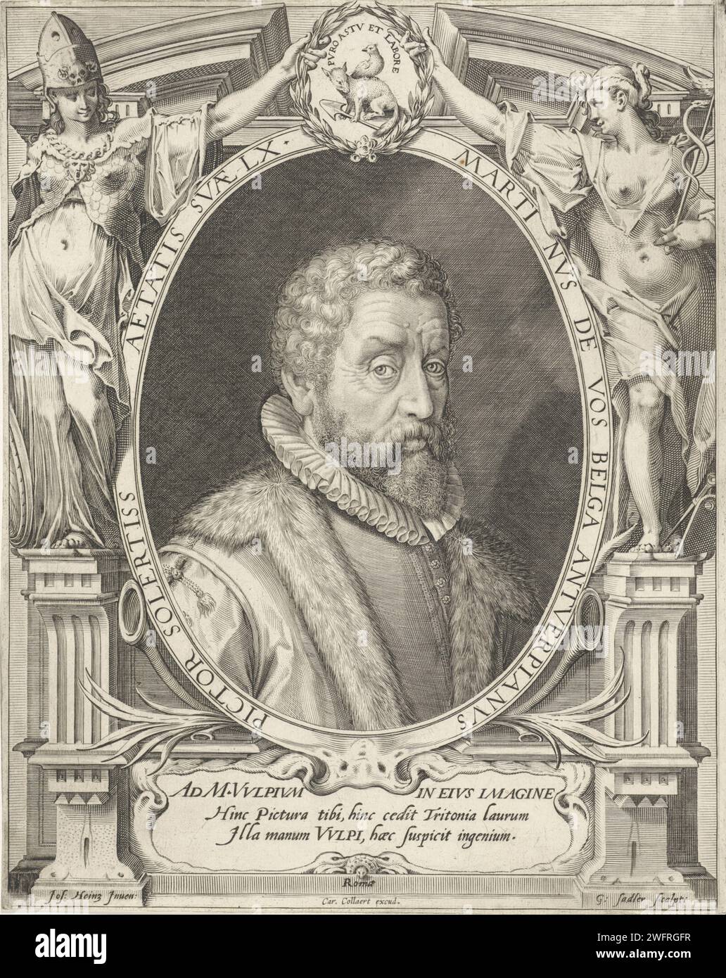 Portrait de Maerten de vos à l'âge de 60 ans, Aegidius Sadeler (II), d'après Maerten de vos, d'après Joseph Heintz (I), 1608 - 1654 tirage Portrait du peintre et dessinateur anversois Maerten de vos, à l'âge de 60 ans. Deux figures féminines allégoriques (rhétorique (r.) et Minerva (L.)) tiennent une couronne de Laurier au-dessus du portrait. Dans la couronne de Laurier un emblème d'un oiseau assis sur un renard. Imprimeur : Romepublisher : Anvers gravure papier portrait, autoportrait de peintre. Cou-équipement  vêtements (avec NOM) (+ vêtements pour hommes). manteau (+ fourrure utilisée pour les vêtements). manteau (+ vêtements pour hommes). bêtes de proie, prédateur an Banque D'Images