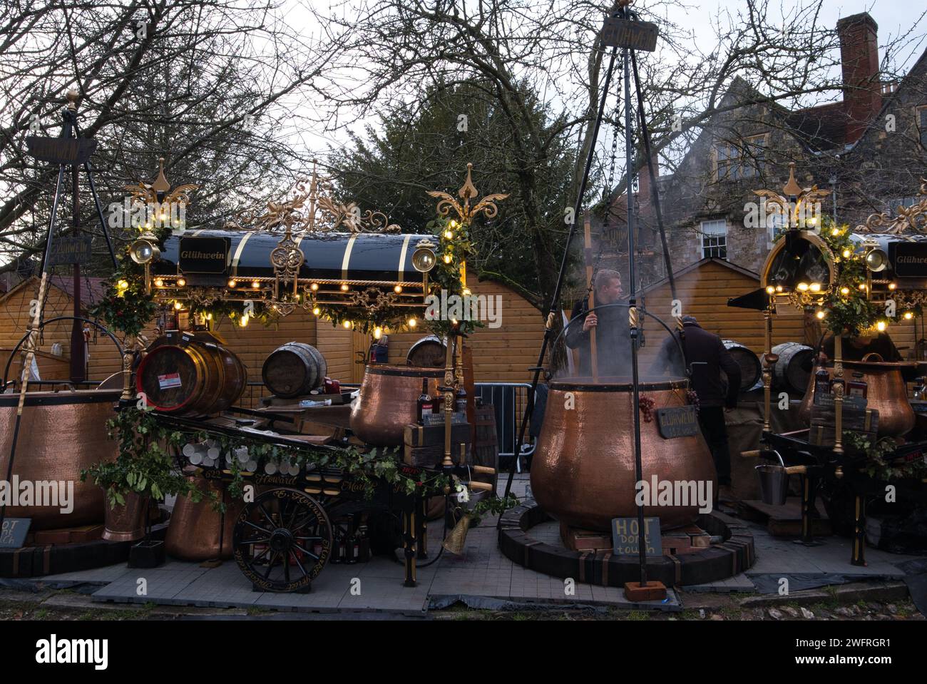 Vendeur de vin chaud au marché de Noël de Winchester en décembre Banque D'Images