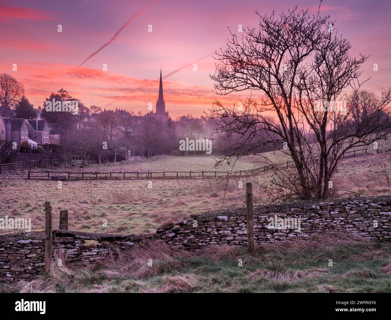 Jeudi 1 février 2024. Tetbury, Gloucestershire, Angleterre - après une nuit froide dans l'ouest de l'Angleterre, le ciel devient rose lorsque le soleil commence à se lever sur une prairie brumeuse dans la ville marchande de Tetbury, dans le Gloucestershire. Crédit : Terry Mathews/Alamy Live News Banque D'Images