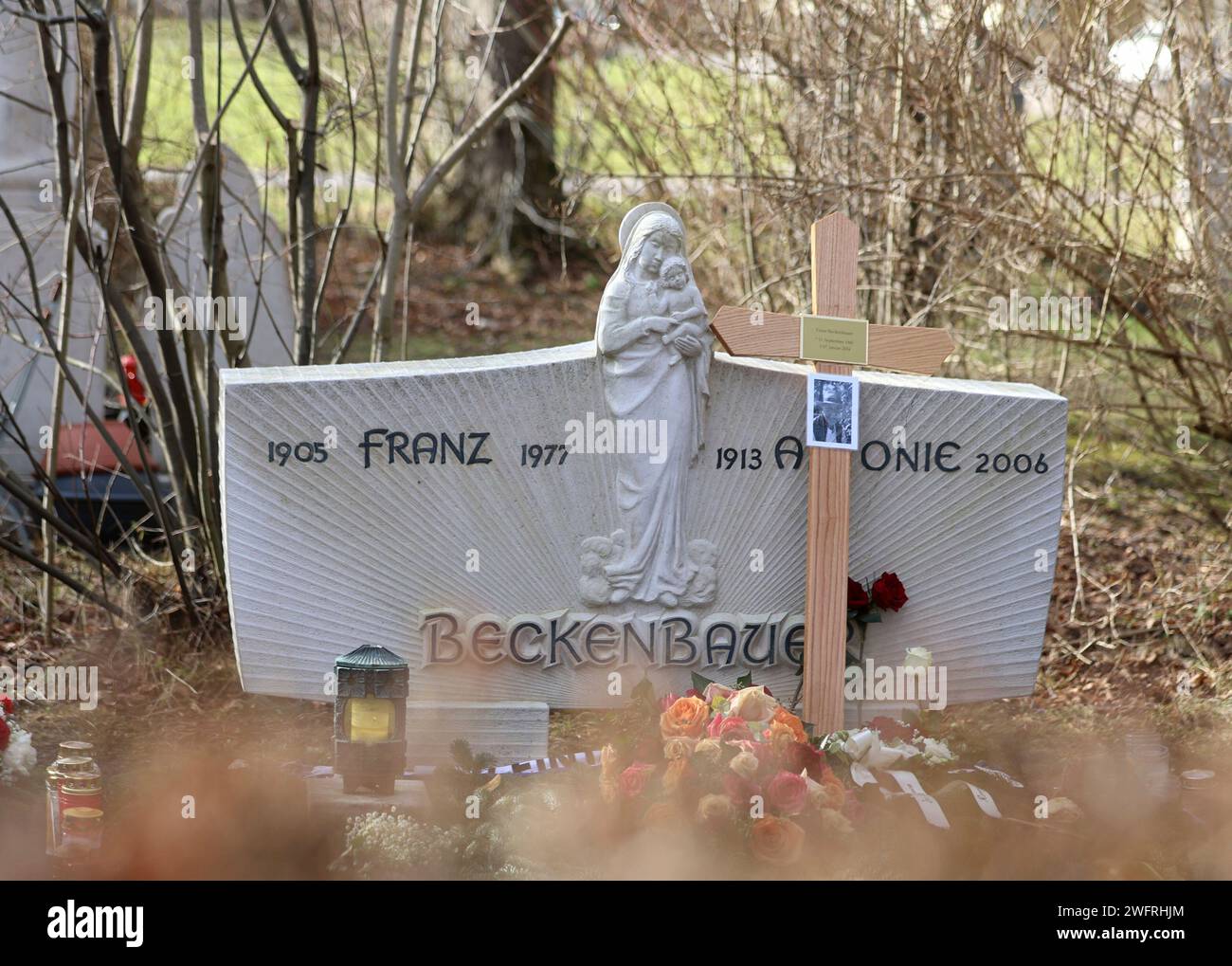 München, Deutschland 30. Janvier 2024 : hier der Blick auf das Grab, Grabstätte vom verstorbenen Franz Beckenbauer, Kaiser, Lichtgestalt, viel Kerzen schmücken den Rand des Grabes, Fussball Banque D'Images