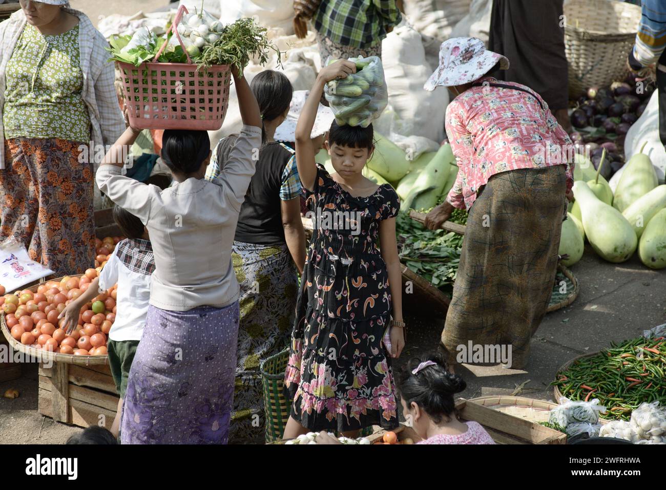 02/22/2014 - Yangon, Myanmar : les gens achètent et vendent des légumes frais dans un marché en plein air animé à Yangon, Myanmar, avec un accent sur les traditions Banque D'Images