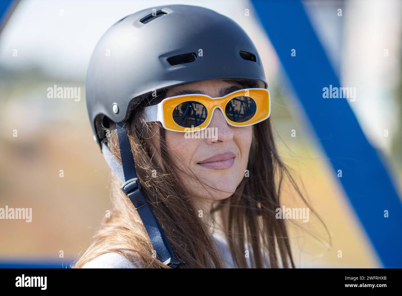 femme avec casque de vélo souriant Banque D'Images