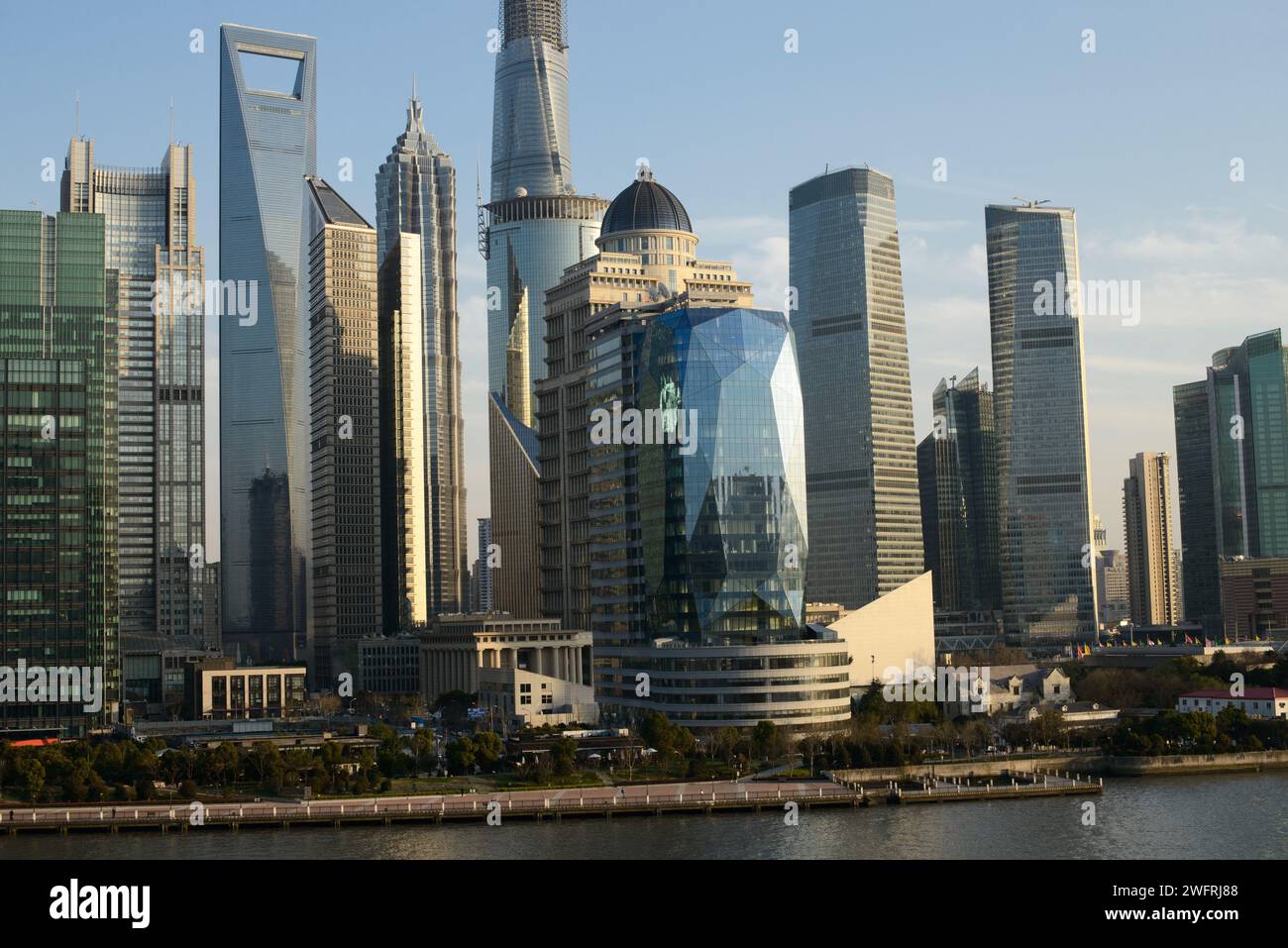 La dynamique Skyline de Shanghai avec ses gratte-ciel emblématiques surplombant le front de mer Banque D'Images