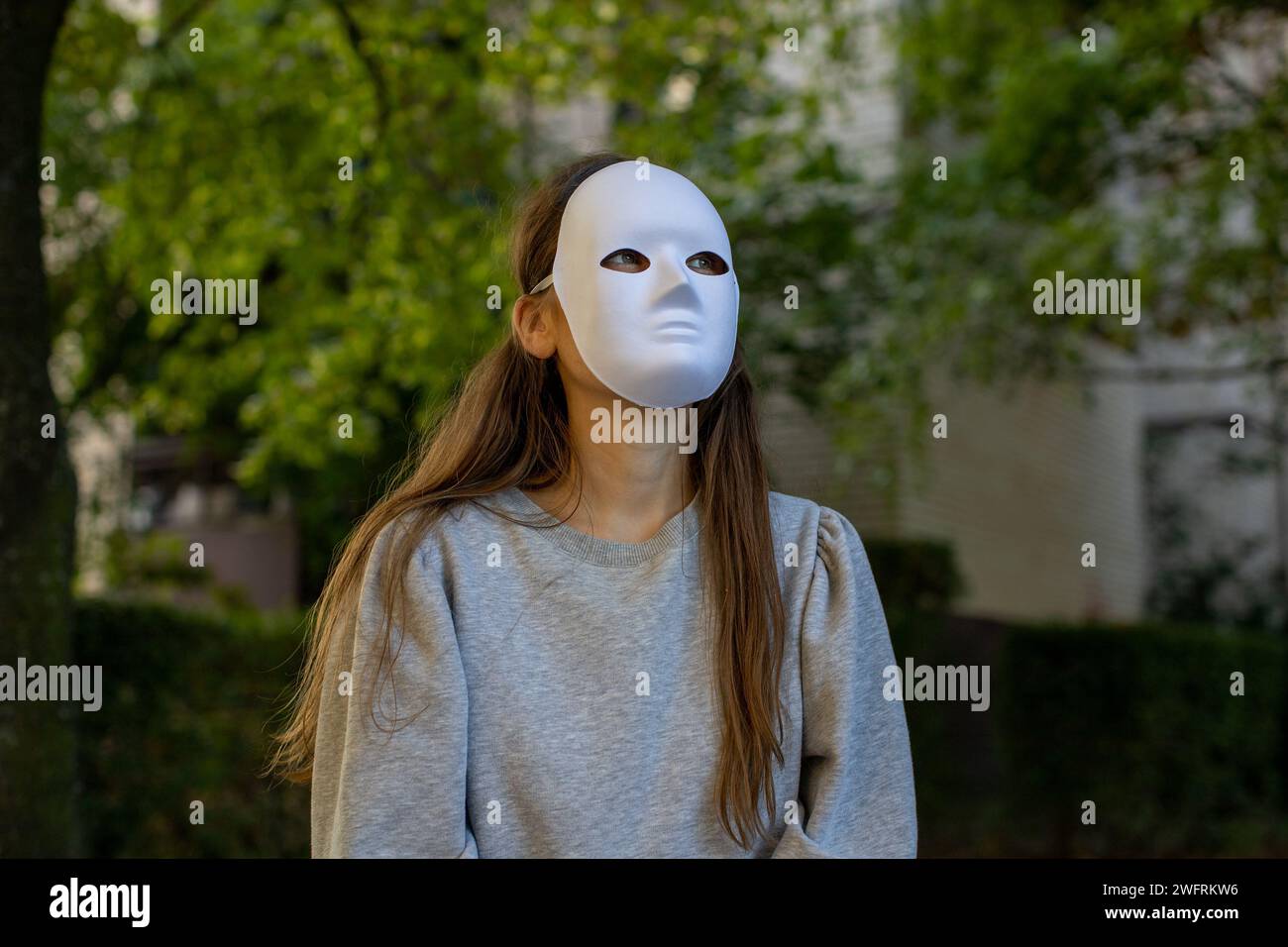 femme avec masque blanc intégral Banque D'Images