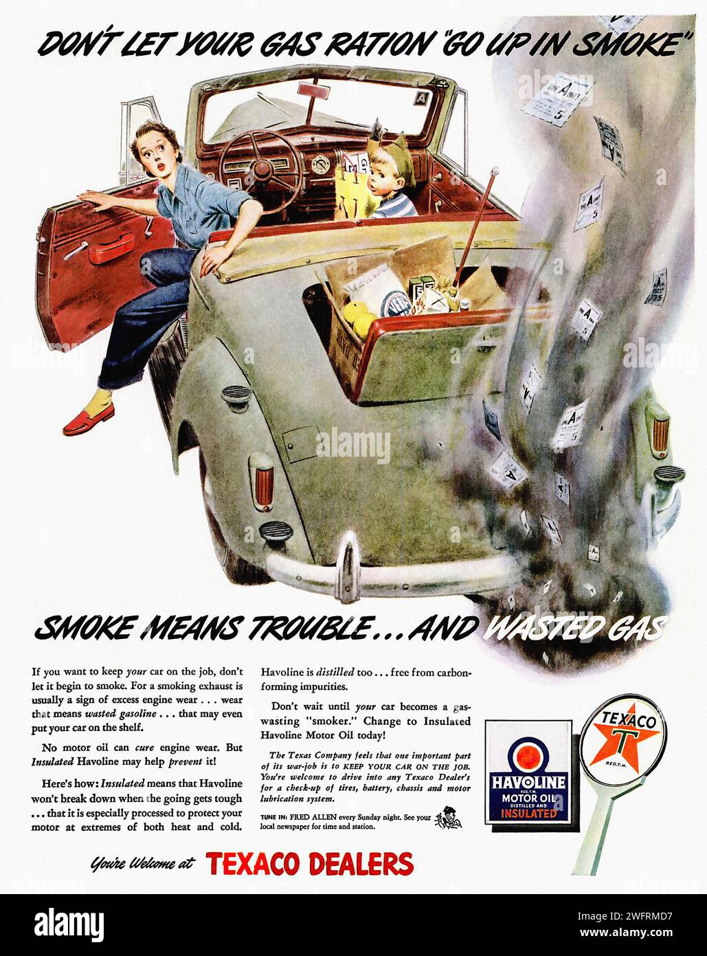 « NE LAISSEZ PAS VOTRE RATION DE GAZ « MONTER EN FUMÉE » », Une affiche de propagande américaine de la Seconde Guerre mondiale montrant une voiture avec de la fumée qui en sort et un homme et une femme sur le siège avant. Le texte se lit comme suit : « ne laissez pas votre ration de gaz “monter en fumée” ». L'affiche est conçue dans un style vintage avec des couleurs et du texte audacieux. - Publicité américaine (États-Unis), époque de la Seconde Guerre mondiale Banque D'Images