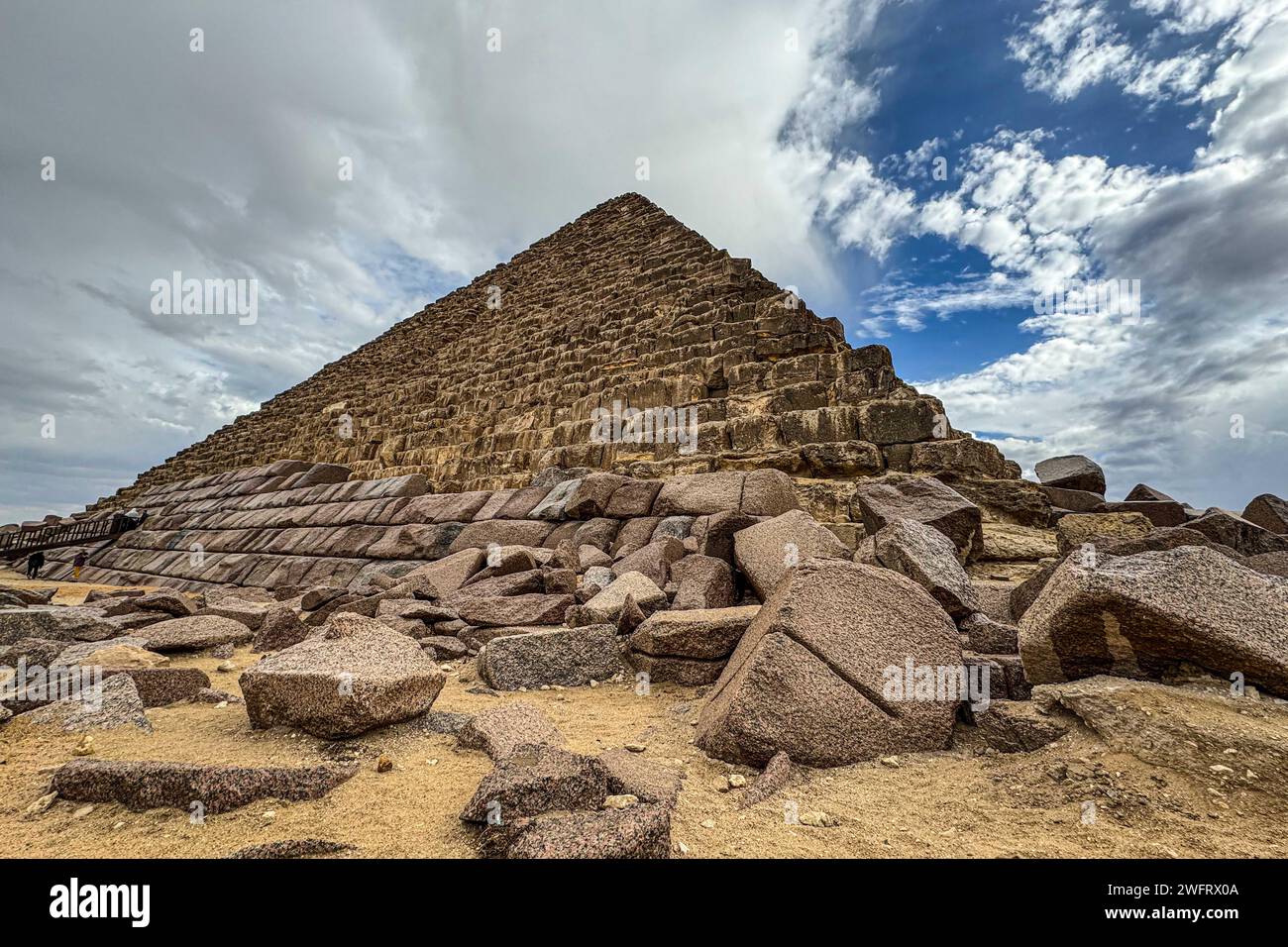 Giza. 31 janvier 2024. Cette photo prise le 31 janvier 2024 montre la Pyramide de Menkaouré à Gizeh, en Egypte. Le projet du Conseil suprême des antiquités (SCA) d'Égypte de revêtir la pyramide de Menkaouré, l'une des trois célèbres pyramides de Gizeh, de blocs de granit a soulevé le débat dans le pays car certains archéologues craignent qu'il ruine l'originalité du monument vieux de 4 500 ans. Crédit : Ahmed Gomaa/Xinhua/Alamy Live News Banque D'Images