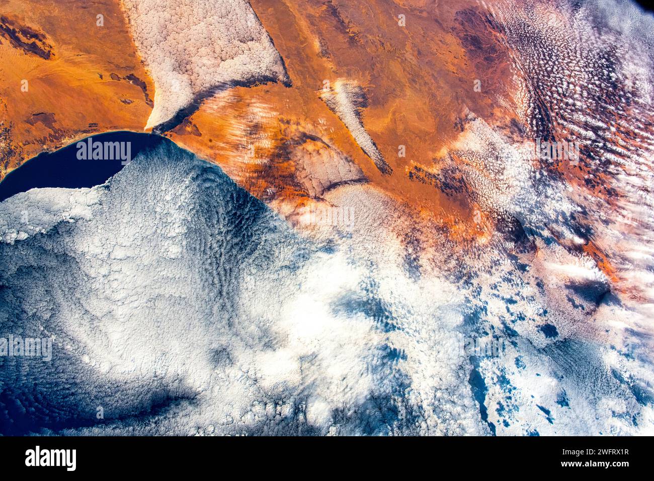 Nuage ou paysage nuageux inhabituel en Lybie. Amélioration numérique d'une image de la NASA. Banque D'Images