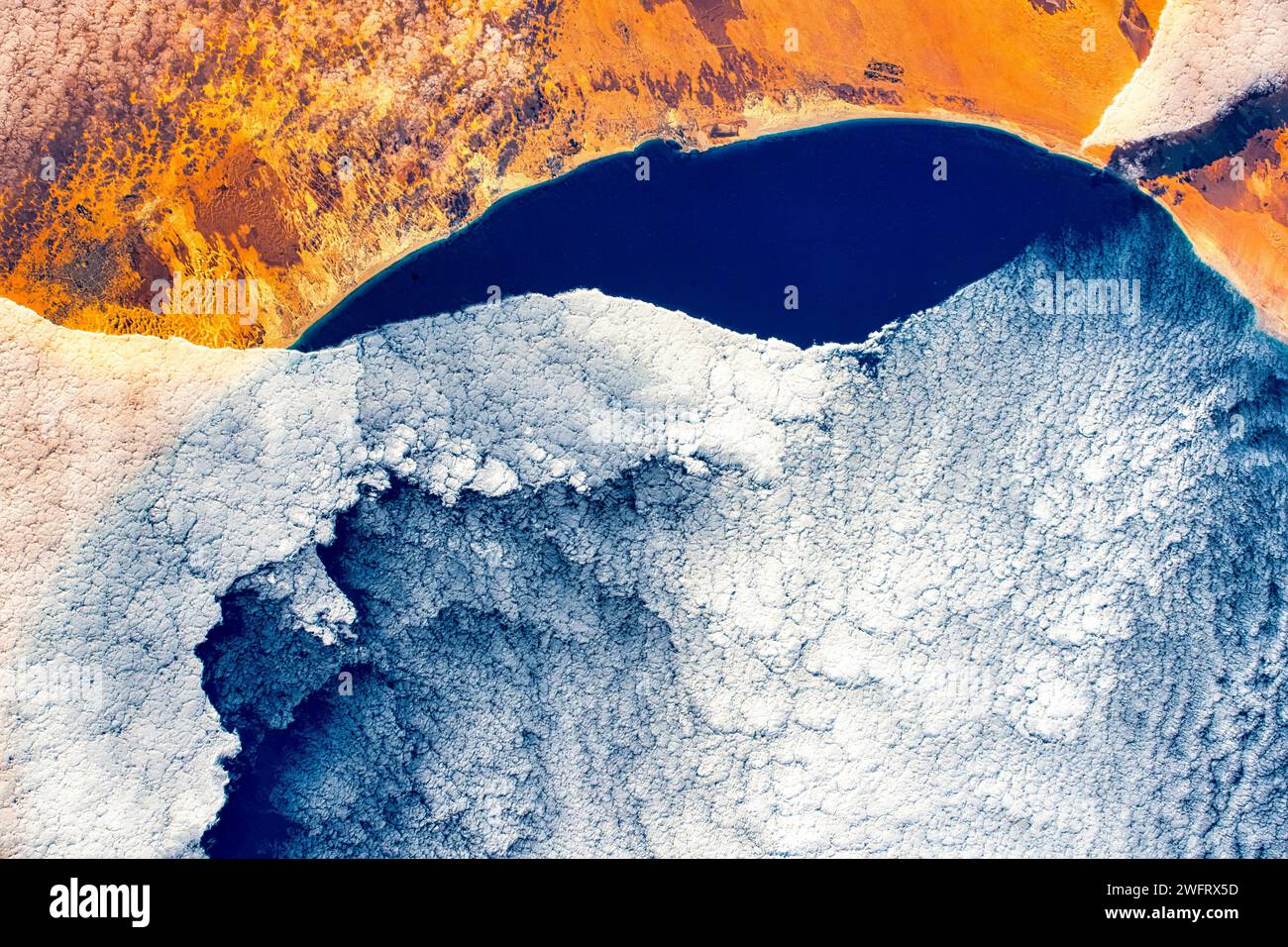 Nuage ou paysage nuageux inhabituel en Lybie. Amélioration numérique d'une image de la NASA. Banque D'Images