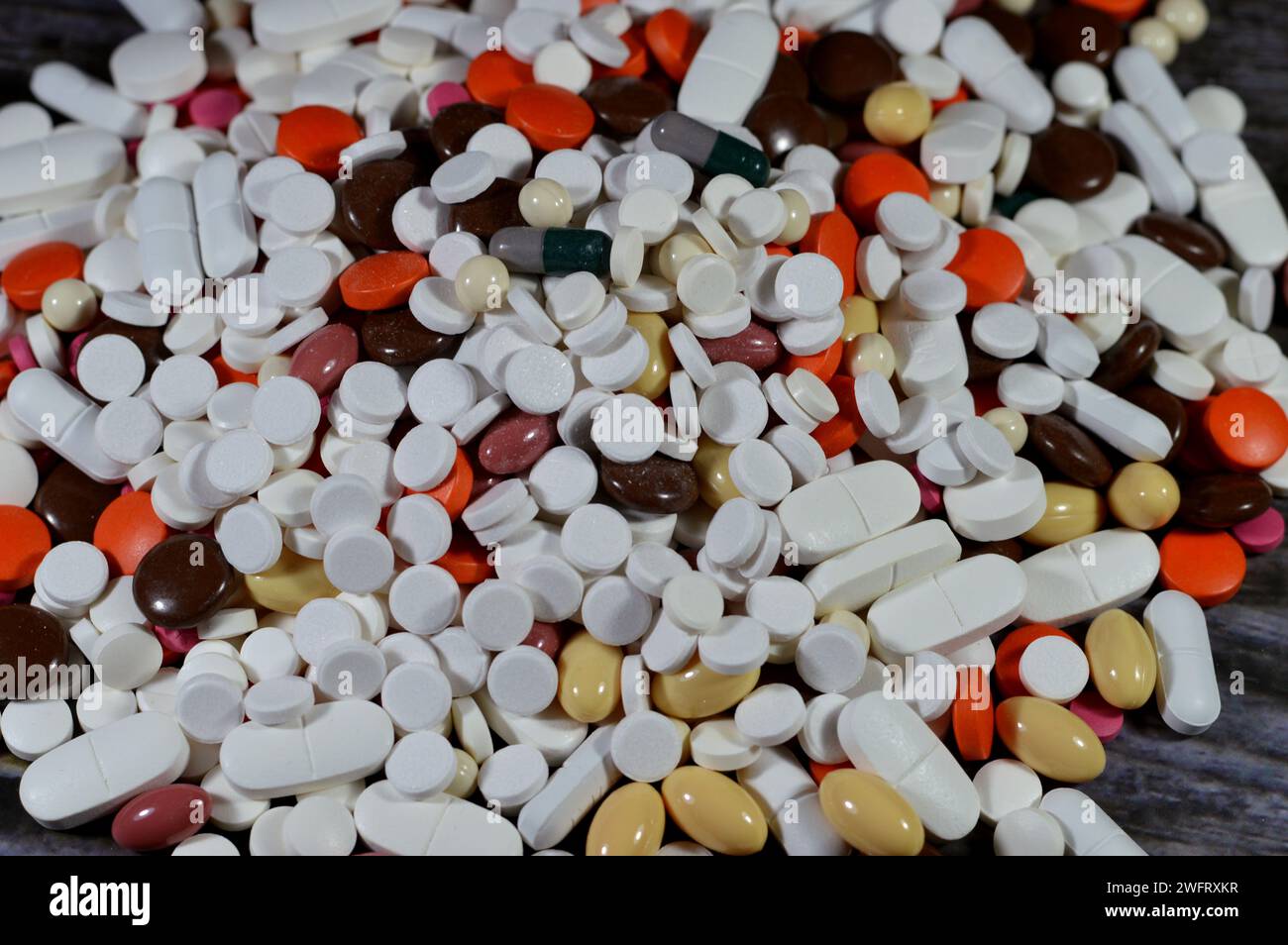 Le Caire, Egypte, janvier 11 2024 : pile de comprimés, traitement médical avec le concept de drogues, abus et concept de toxicomanie, arrière-plan de pile et pile de c Banque D'Images
