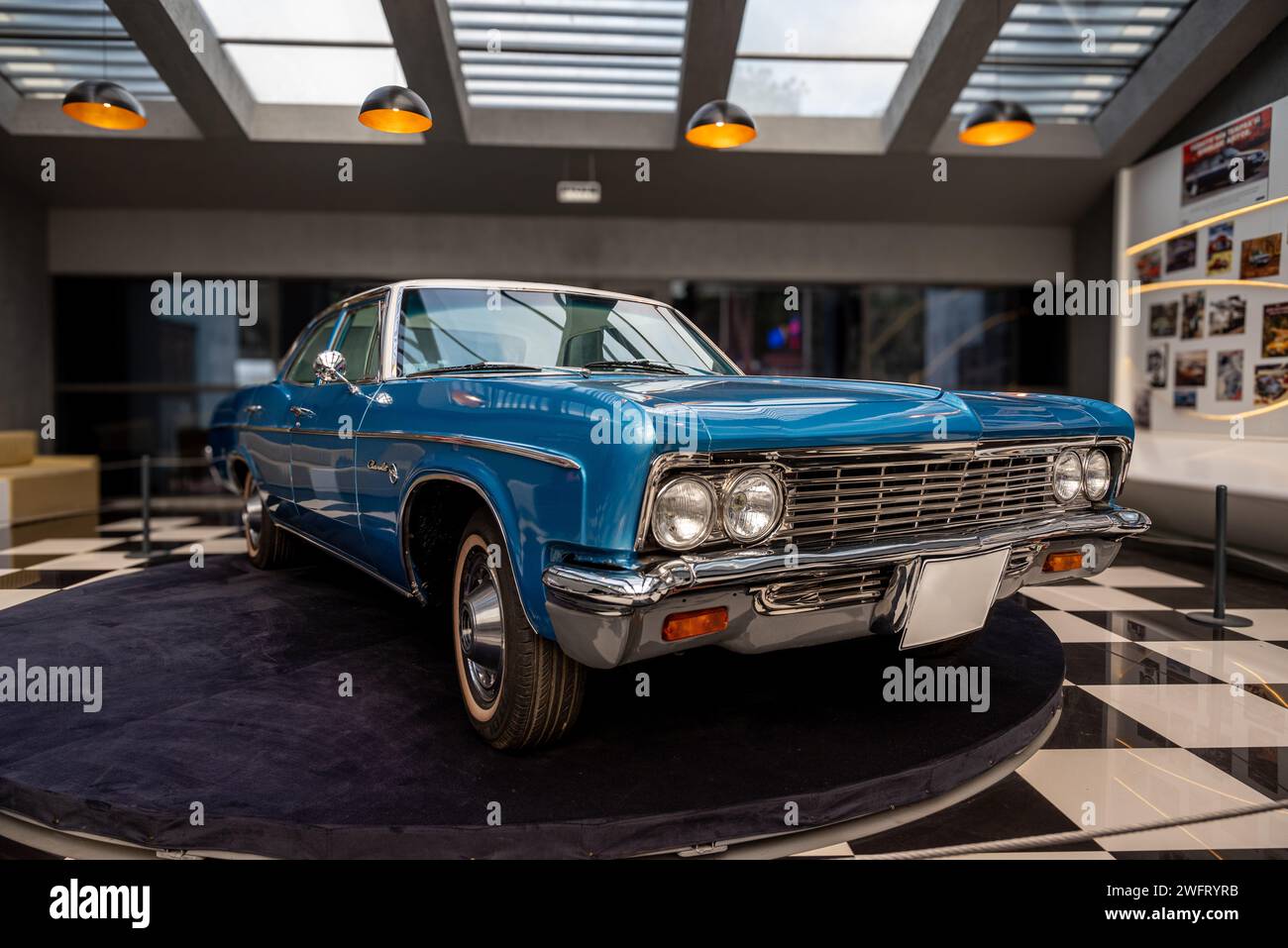 Antalya, Turquie - 1 février 2024 : 1966 Chevrolet Impala exposée au Musée automobile d'Antalya Banque D'Images