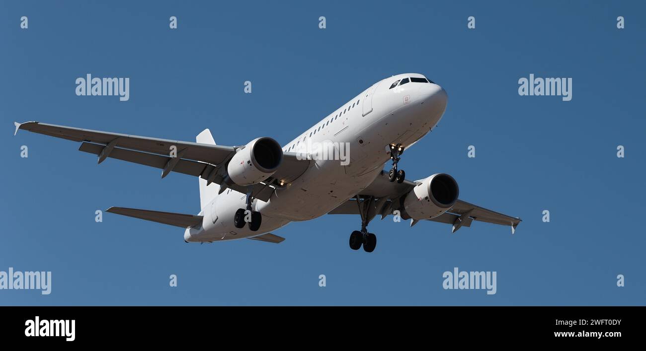 L'avion atterrit.Airplane, passagers volant dans le ciel bleu, se préparant à atterrir à l'aéroport Banque D'Images