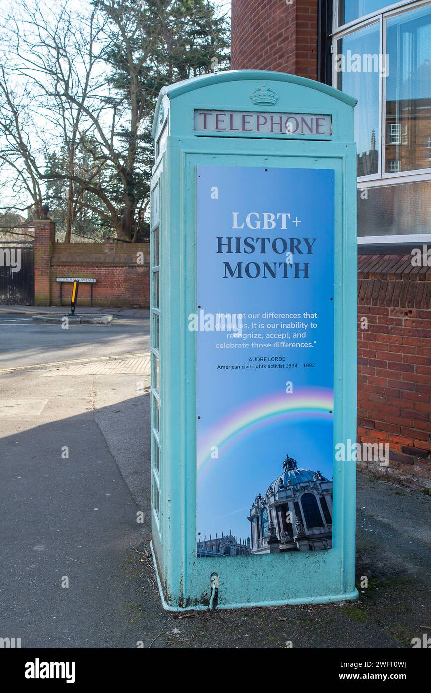 Eton, Windsor, Royaume-Uni. 1 février 2024. Une ancienne cabine téléphonique de bibliothèque communautaire à l'extérieur de la célèbre école publique d'Eton College avec une bannière marquant le mois de l'histoire LGBT+ qui commence aujourd'hui. Le directeur du Eton College, Simon Henderson, surnommé «Trendy Hendy», a précédemment déclaré qu'il était «réveillé» sans répit. L'année dernière, il a créé un nouveau rôle de « directeur de l'éducation à l'inclusion » pour superviser les efforts de diversité à l'école. Crédit : Maureen McLean/Alamy Live News Banque D'Images