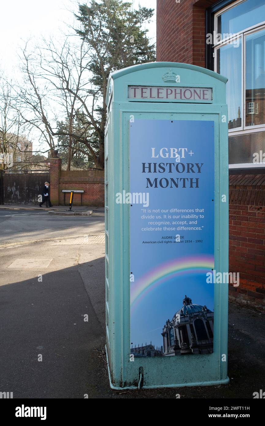 Eton, Windsor, Royaume-Uni. 1 février 2024. Une ancienne cabine téléphonique de bibliothèque communautaire à l'extérieur de la célèbre école publique d'Eton College avec une bannière marquant le mois de l'histoire LGBT+ qui commence aujourd'hui. Le directeur du Eton College, Simon Henderson, surnommé «Trendy Hendy», a précédemment déclaré qu'il était «réveillé» sans répit. L'année dernière, il a créé un nouveau rôle de « directeur de l'éducation à l'inclusion » pour superviser les efforts de diversité à l'école. Crédit : Maureen McLean/Alamy Live News Banque D'Images