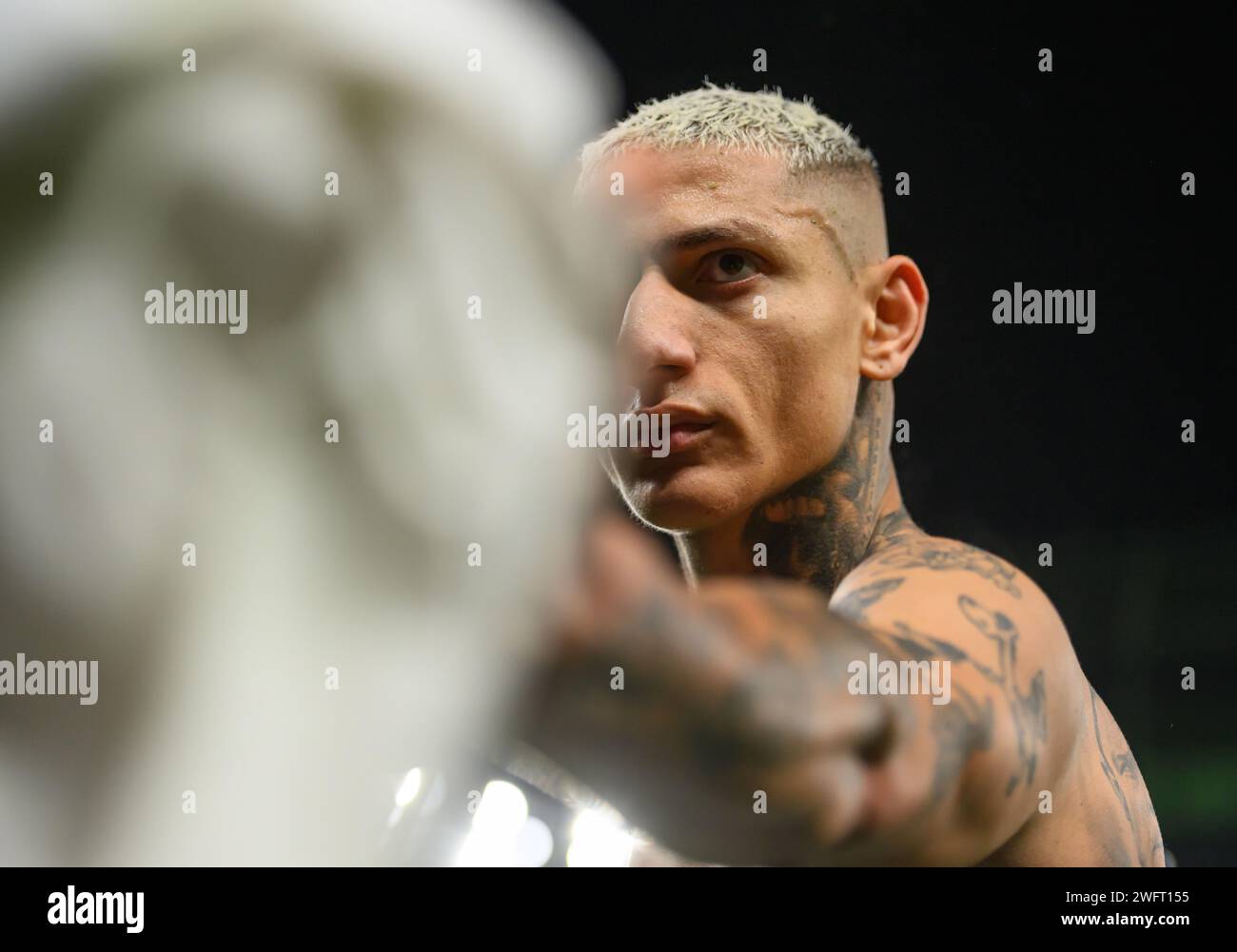 Londres, Royaume-Uni. 31 janvier 2024. 31 janvier 2024 - Tottenham Hotspur v Brentford - Premier League - Tottenham Hotspur Stadium. Richarlison de Tottenham célèbre et enlève son maillot à la fin du match. Crédit photo : Mark pain/Alamy Live News Banque D'Images
